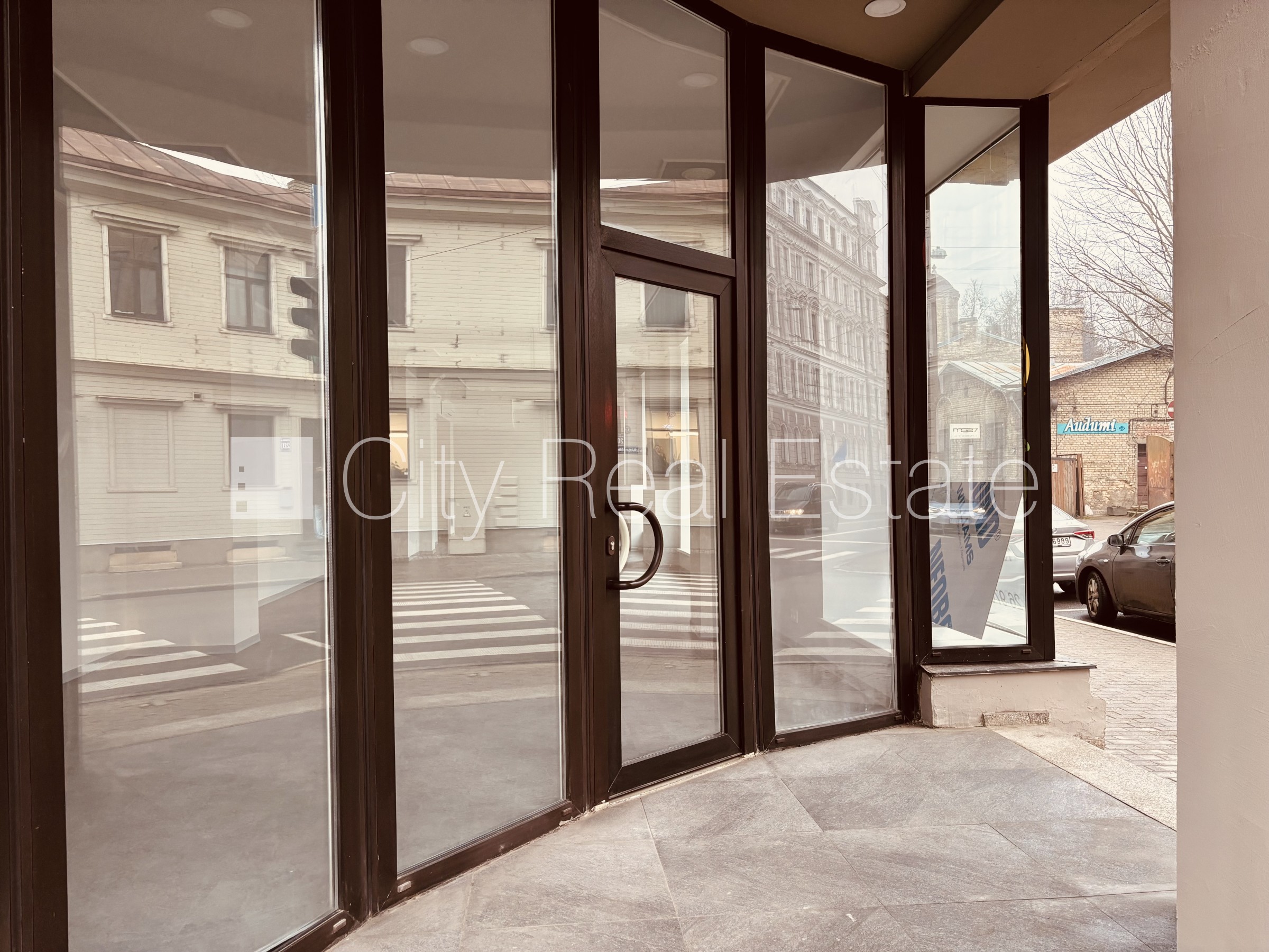 Объявление. Фасадный дом, закрытый двор, отопление - воздушный теплонасос, бойлер для горячей воды, кондиционер Цена: 2635 EUR/мес. Foto #3