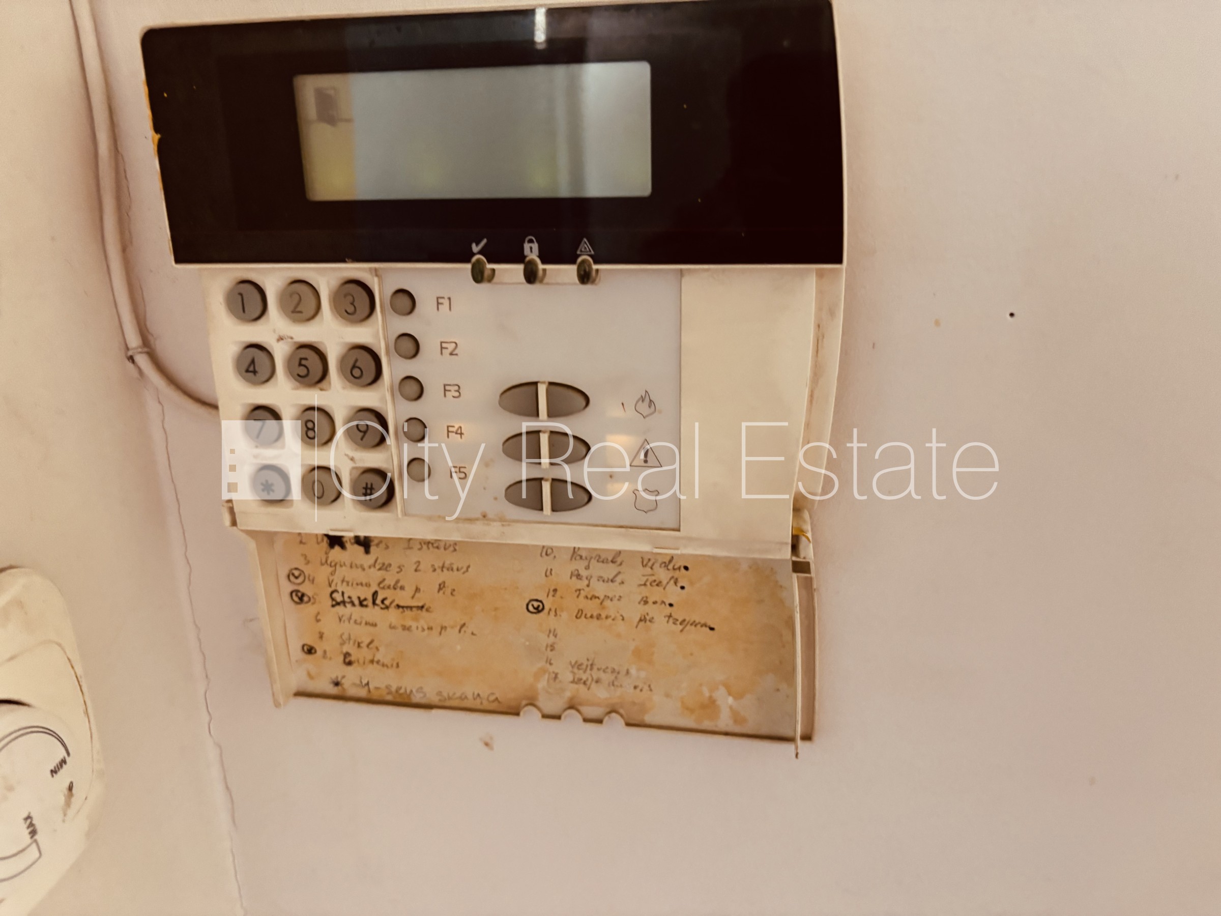 Sludinājumi. Namīpašums, centrālā apkure, pārplānots, plastikāta stikla pakešu logi, krāsotas sienas, mainīta Cena: 990 EUR/mēn Foto #9