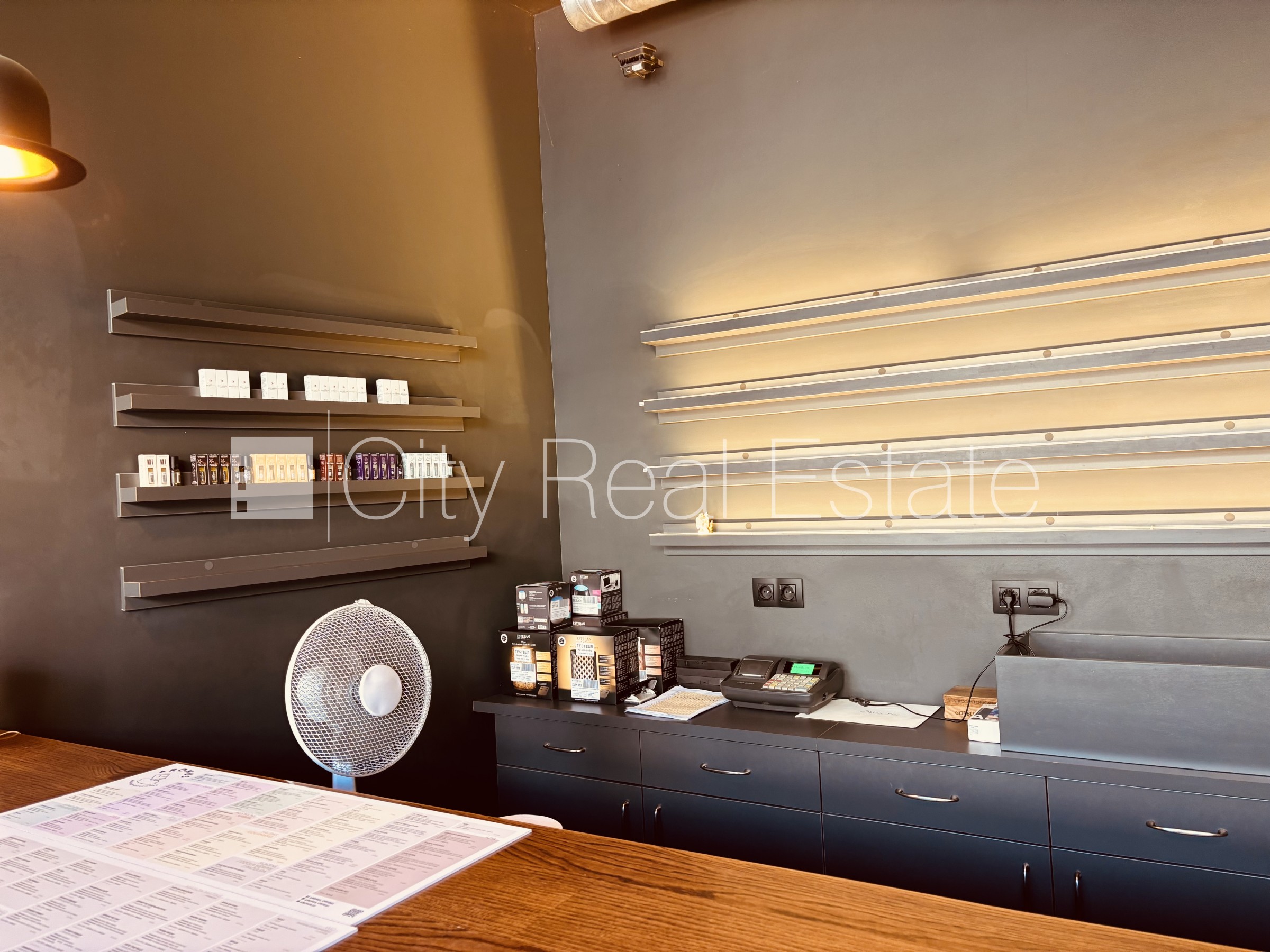 Sludinājumi. Namīpašums, centrālā apkure, pārplānots, plastikāta stikla pakešu logi, krāsotas sienas, mainīta Cena: 990 EUR/mēn Foto #3