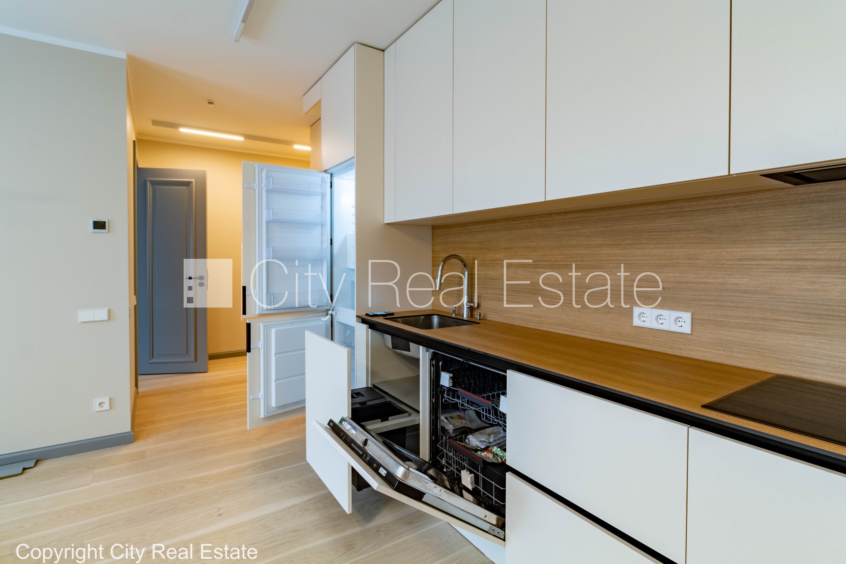 Sludinājumi. Jaunceltne, pagalma māja, labiekārtots apzaļumots pagalms, iespēja nomāt autostāvvietu, pagalmā Cena: 830 EUR/mēn Foto #2