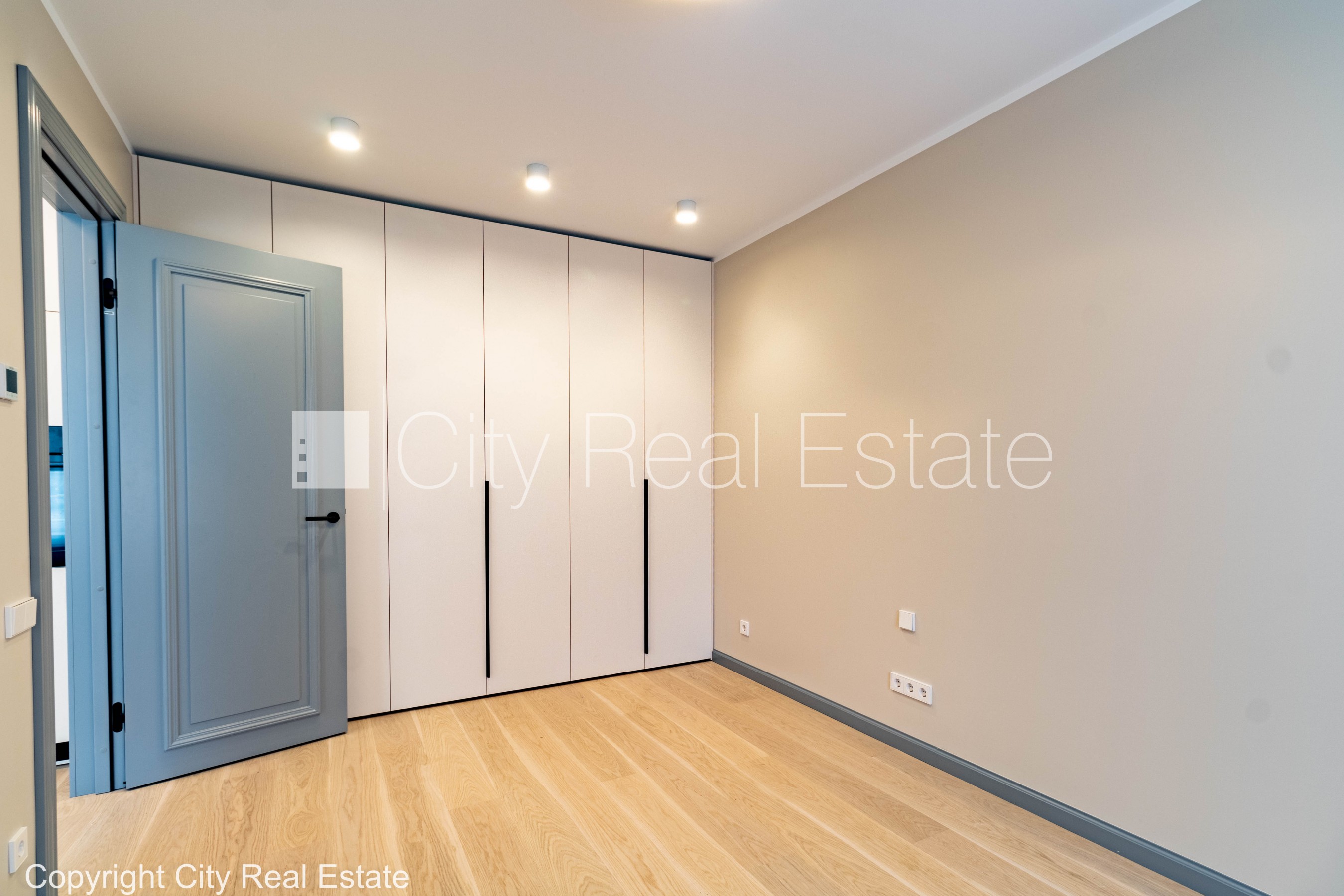 Sludinājumi. Jaunceltne, pagalma māja, labiekārtots apzaļumots pagalms, iespēja nomāt autostāvvietu, pagalmā Cena: 830 EUR/mēn Foto #5