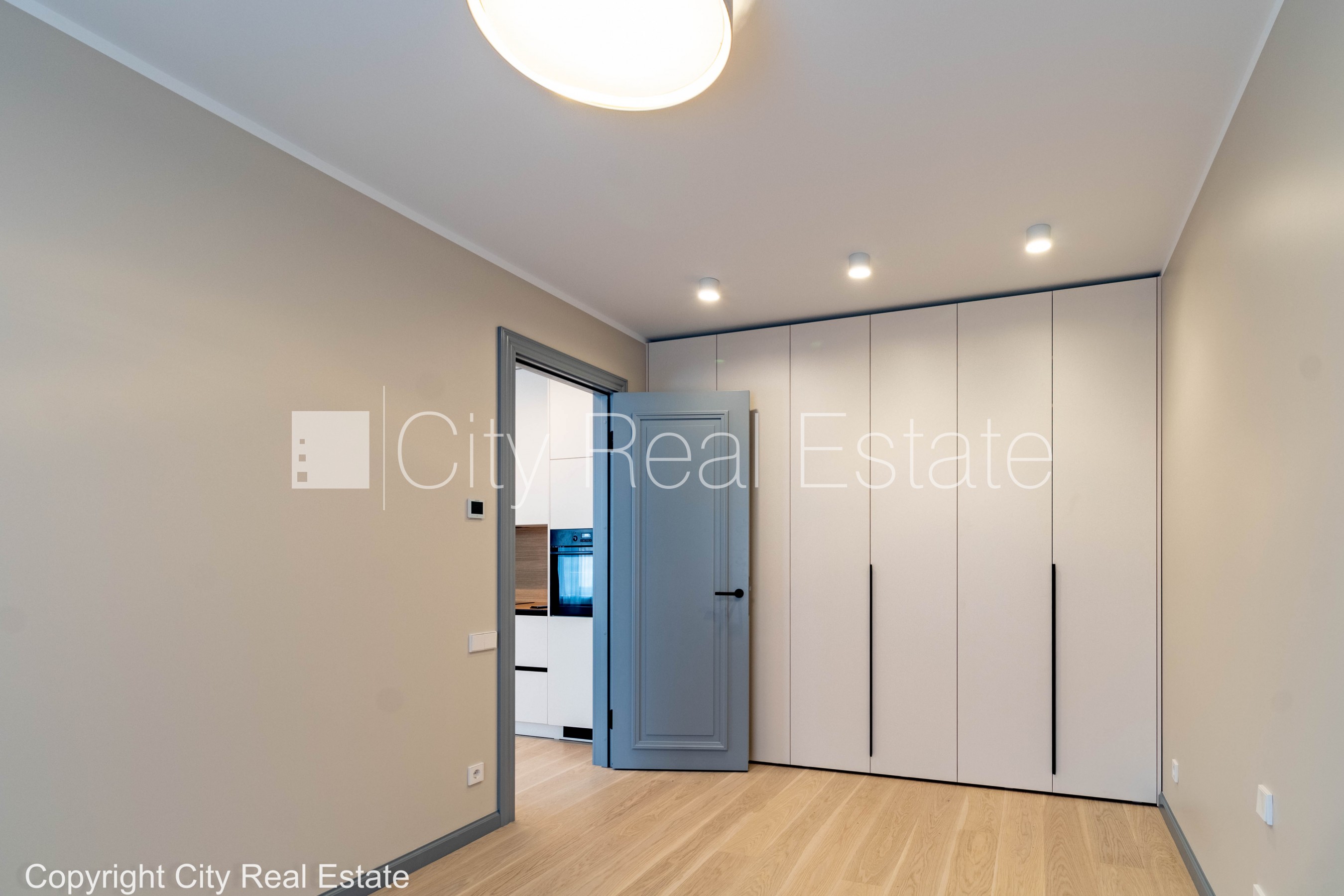 Sludinājumi. Jaunceltne, pagalma māja, labiekārtots apzaļumots pagalms, iespēja nomāt autostāvvietu, pagalmā Cena: 830 EUR/mēn Foto #7