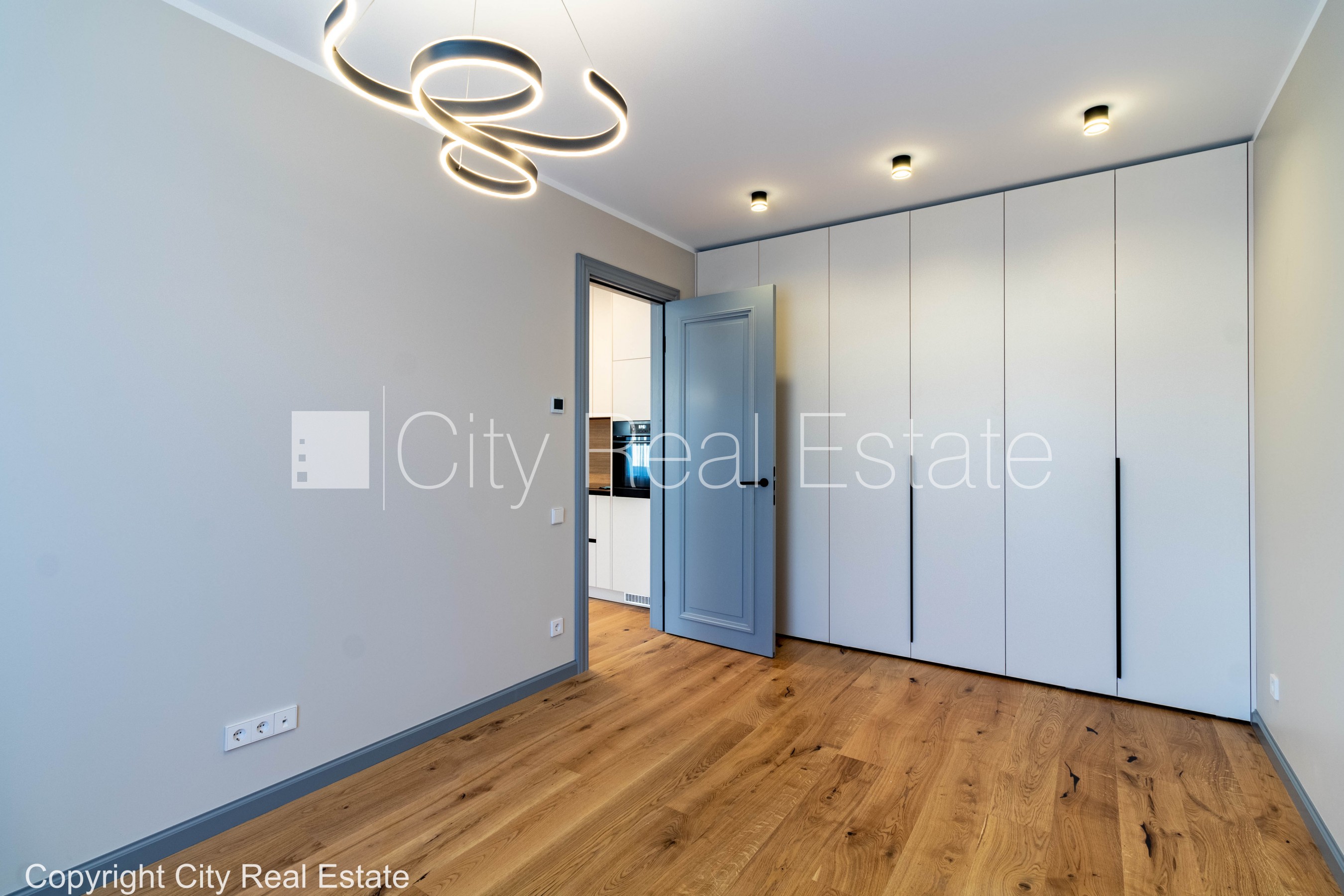 Sludinājumi. Jaunceltne, pagalma māja, labiekārtots apzaļumots pagalms, iespēja nomāt autostāvvietu, pagalmā Cena: 750 EUR/mēn Foto #8