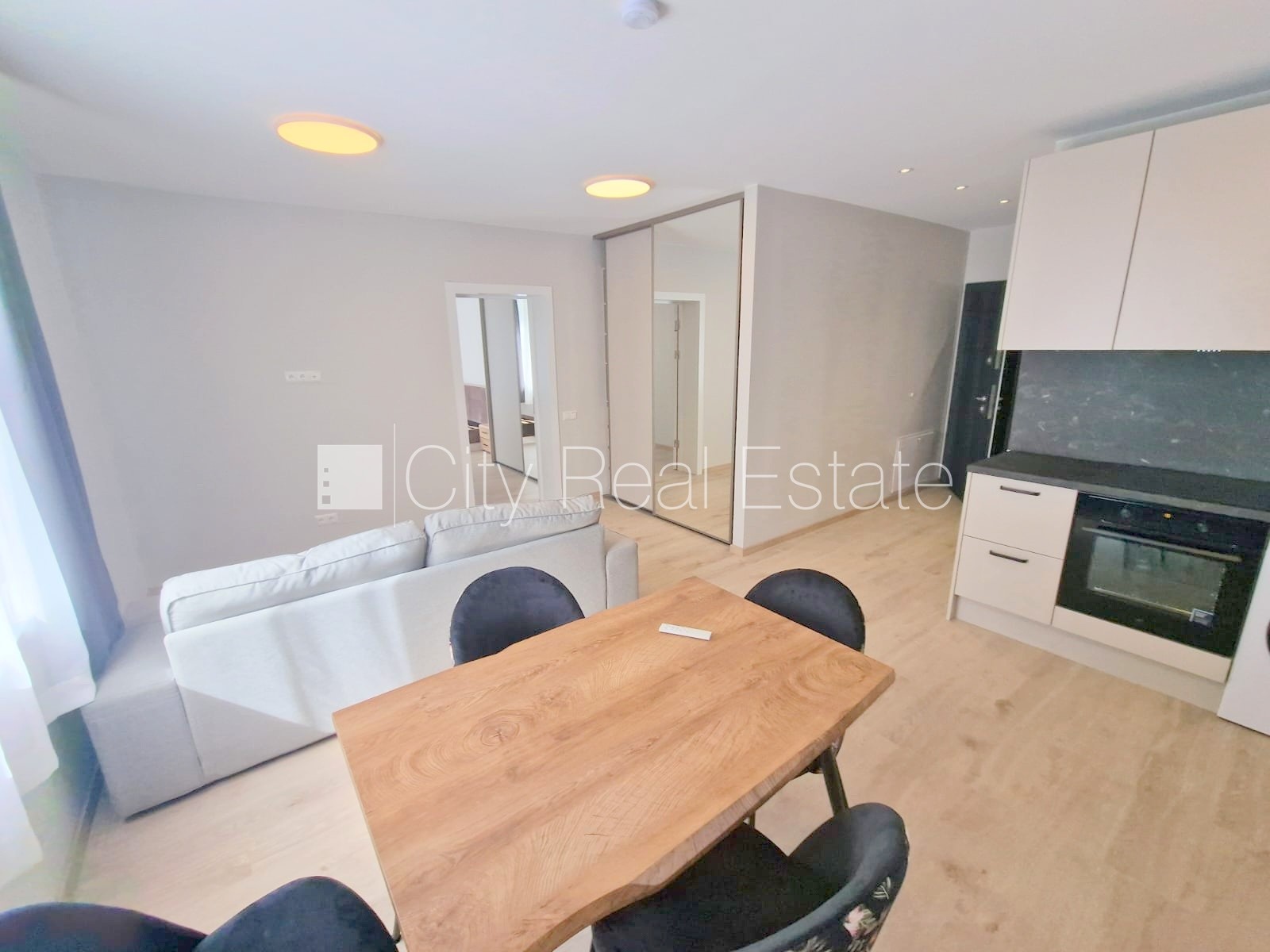 Sludinājumi. Fasādes māja, renovēta māja, labiekārtota apzaļumota teritorija, slēgts pagalms, vieta automašīnai, Cena: 620 EUR/mēn Foto #5