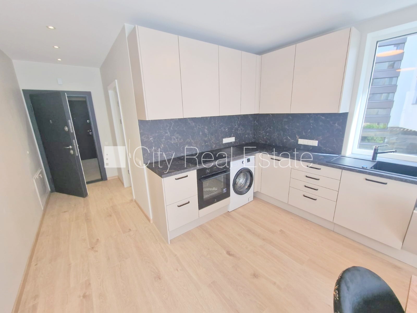 Sludinājumi. Fasādes māja, renovēta māja, labiekārtota apzaļumota teritorija, slēgts pagalms, vieta automašīnai, Cena: 620 EUR/mēn Foto #6