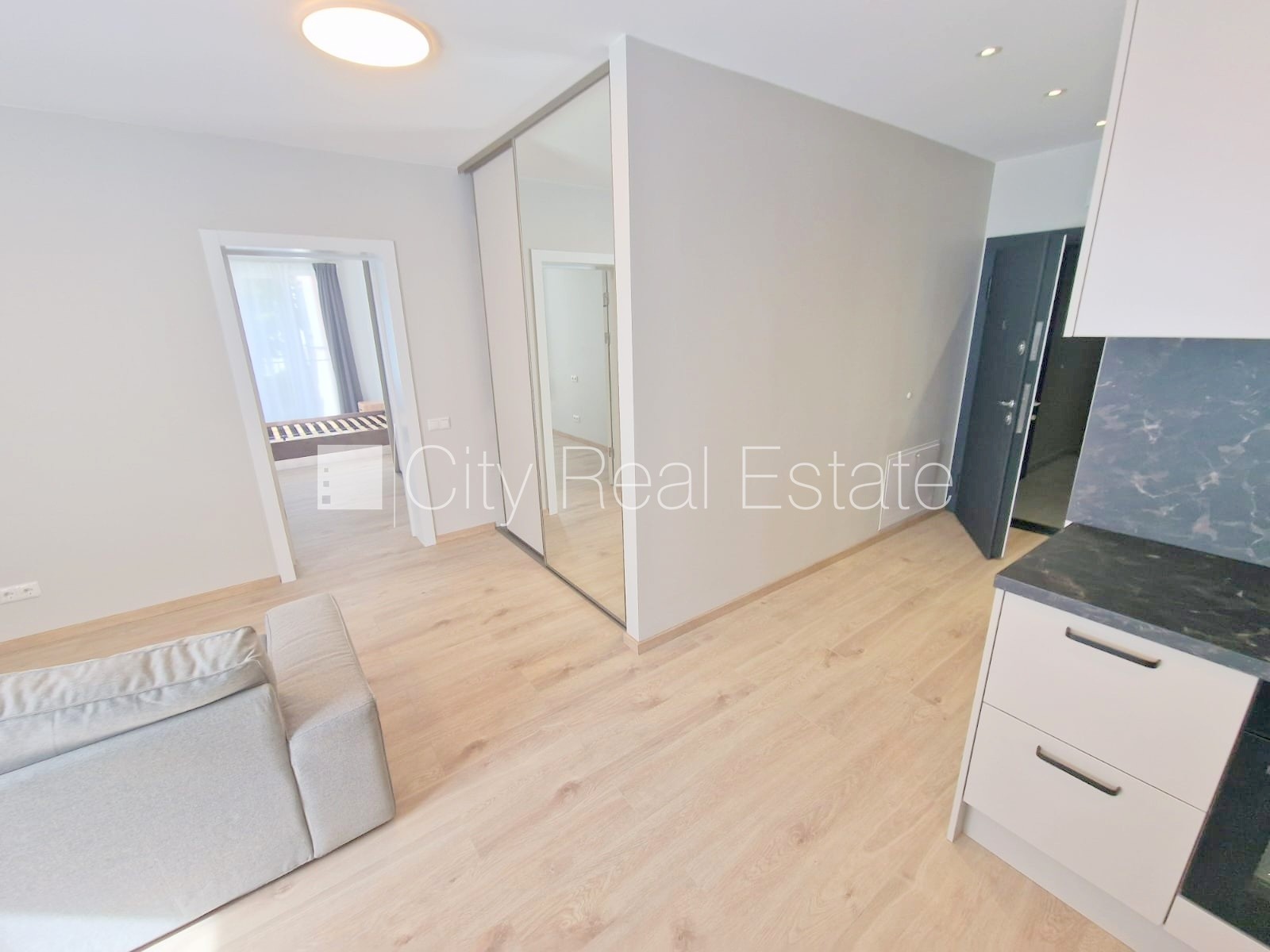 Sludinājumi. Fasādes māja, renovēta māja, labiekārtota apzaļumota teritorija, slēgts pagalms, vieta automašīnai, Cena: 620 EUR/mēn Foto #11