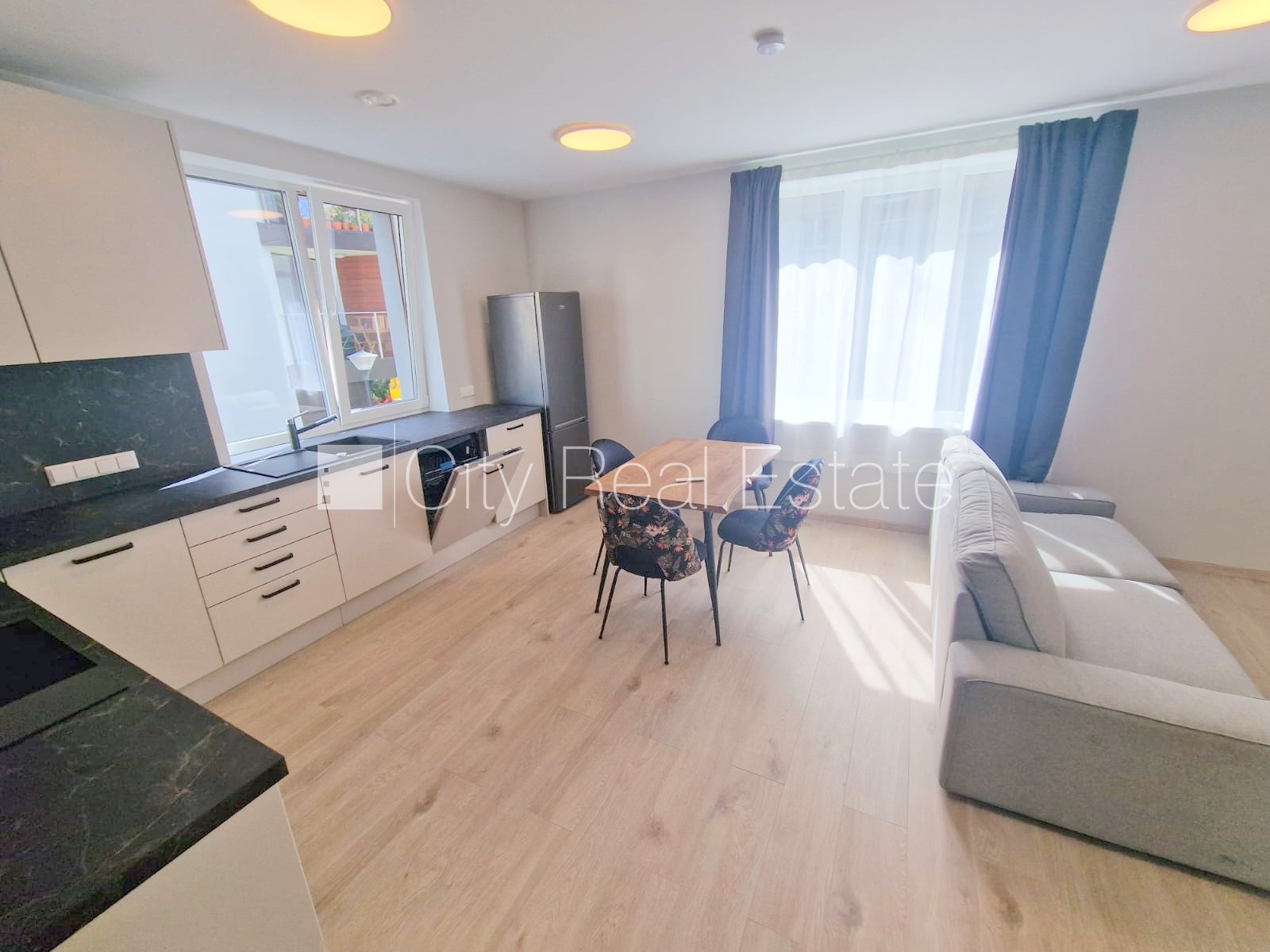 Sludinājumi. Fasādes māja, renovēta māja, labiekārtota apzaļumota teritorija, slēgts pagalms, vieta automašīnai, Cena: 620 EUR/mēn Foto #8