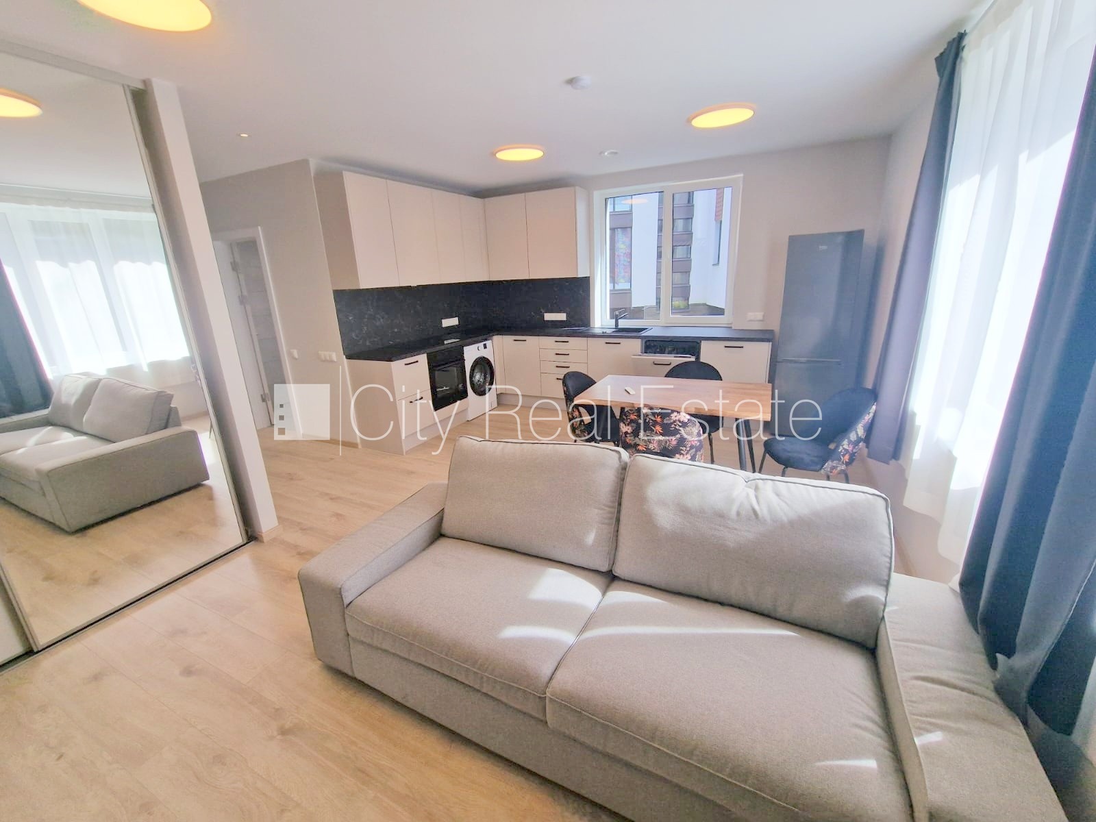 Sludinājumi. Fasādes māja, renovēta māja, labiekārtota apzaļumota teritorija, slēgts pagalms, vieta automašīnai, Cena: 620 EUR/mēn Foto #1
