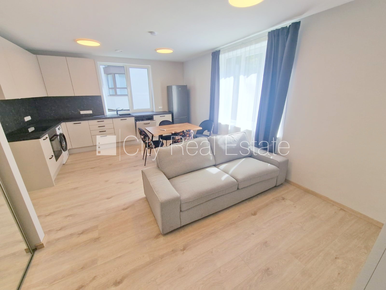 Sludinājumi. Fasādes māja, renovēta māja, labiekārtota apzaļumota teritorija, slēgts pagalms, vieta automašīnai, Cena: 620 EUR/mēn Foto #2