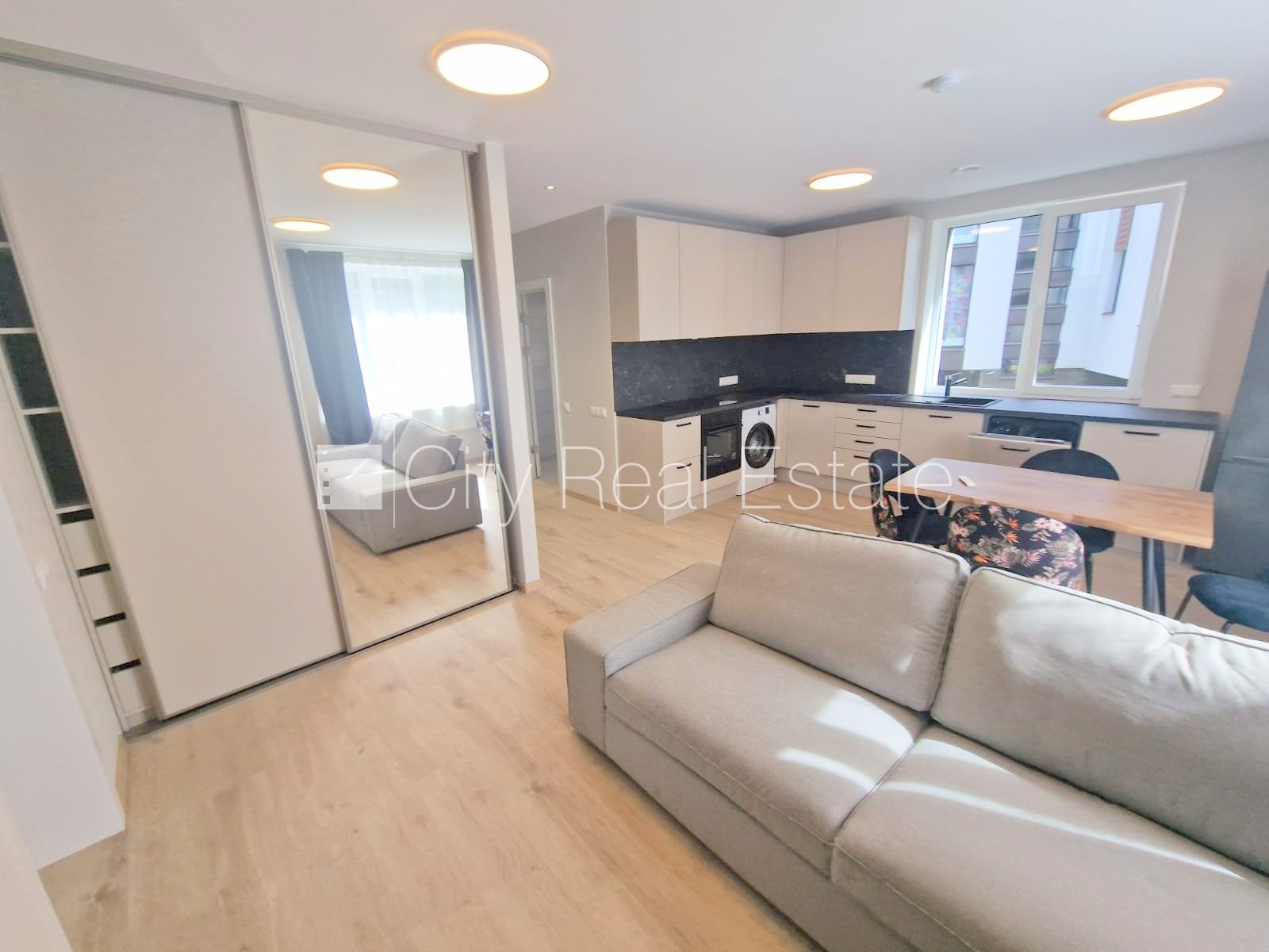 Sludinājumi. Fasādes māja, renovēta māja, labiekārtota apzaļumota teritorija, slēgts pagalms, vieta automašīnai, Cena: 620 EUR/mēn Foto #3