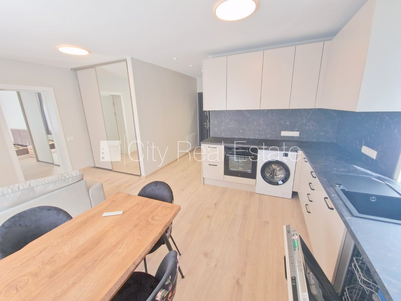Sludinājumi. Fasādes māja, renovēta māja, labiekārtota apzaļumota teritorija, slēgts pagalms, vieta automašīnai, Cena: 620 EUR/mēn Foto #7