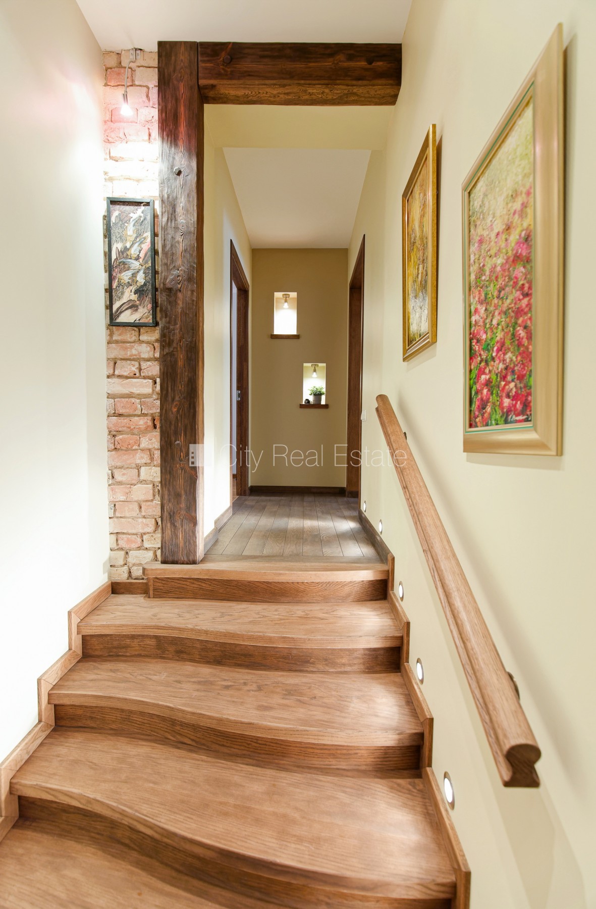 Sludinājumi. Guļamistabu skaits 2 gab., centrālā apkure, parketa grīda, sanitārais mezgls apvienots, dušas Cena: 1000 EUR/mēn Foto #7