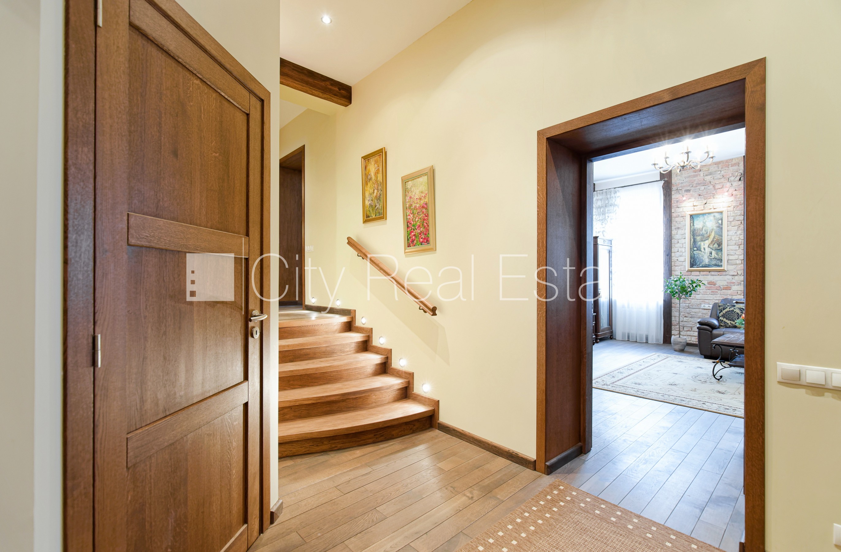 Sludinājumi. Guļamistabu skaits 2 gab., centrālā apkure, parketa grīda, sanitārais mezgls apvienots, dušas Cena: 1000 EUR/mēn Foto #8