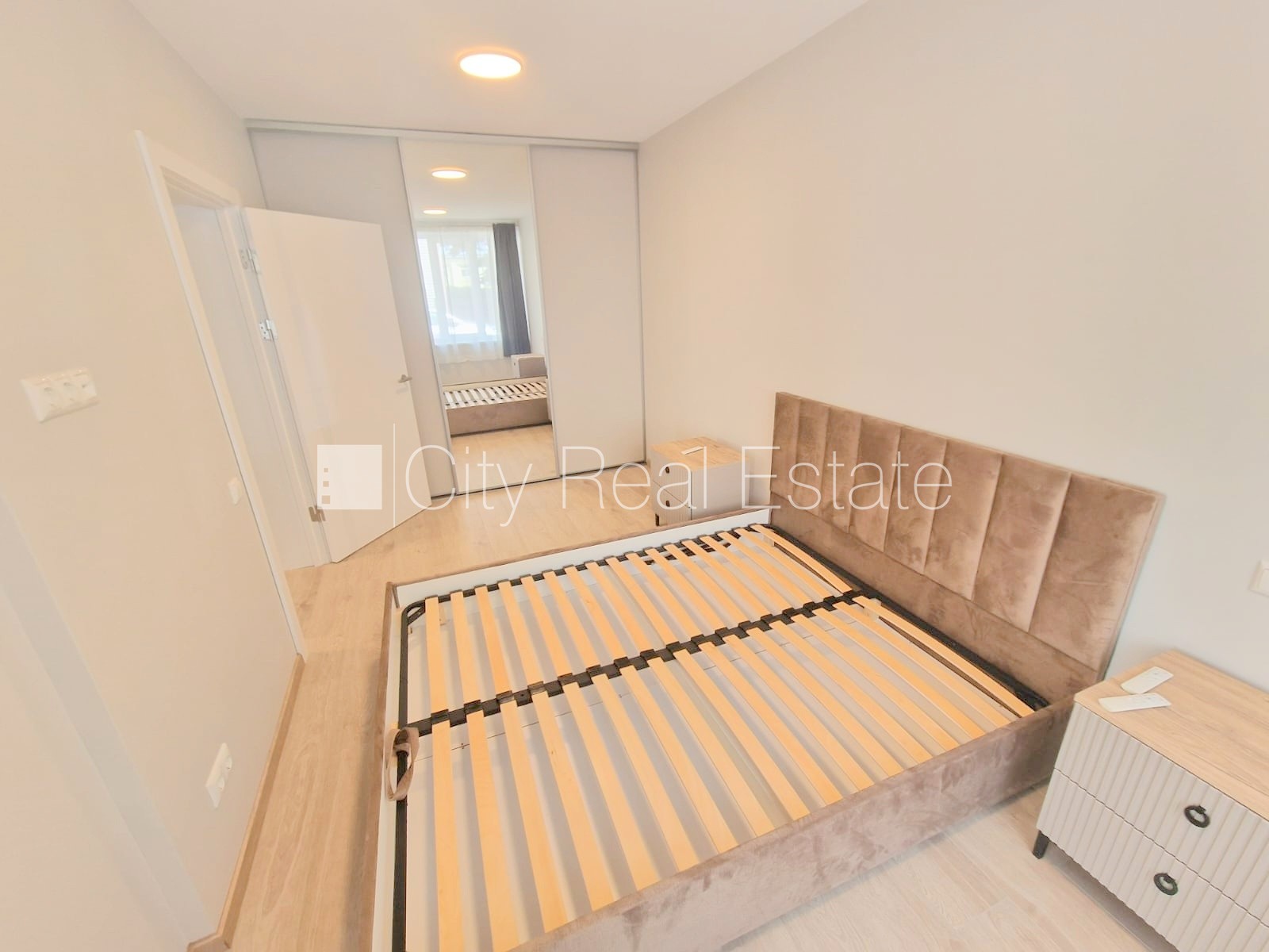 Sludinājumi. Fasādes māja, renovēta māja, slēgts pagalms, iežogota teritorija, vieta automašīnai, ieeja no Cena: 660 EUR/mēn Foto #8