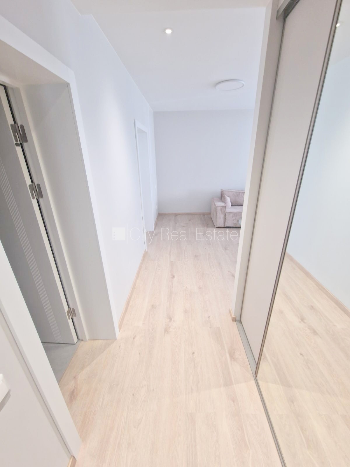 Sludinājumi. Fasādes māja, renovēta māja, slēgts pagalms, iežogota teritorija, vieta automašīnai, ieeja no Cena: 660 EUR/mēn Foto #13