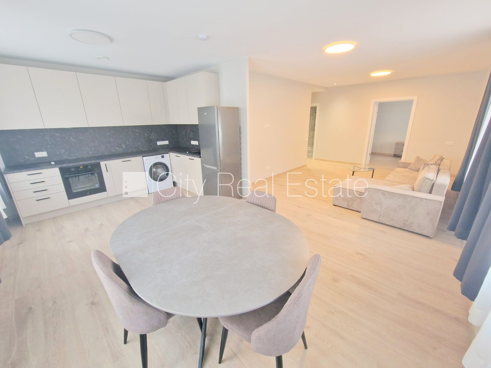 Sludinājumi. Fasādes māja, renovēta māja, slēgts pagalms, iežogota teritorija, vieta automašīnai, ieeja no Cena: 660 EUR/mēn Foto #2