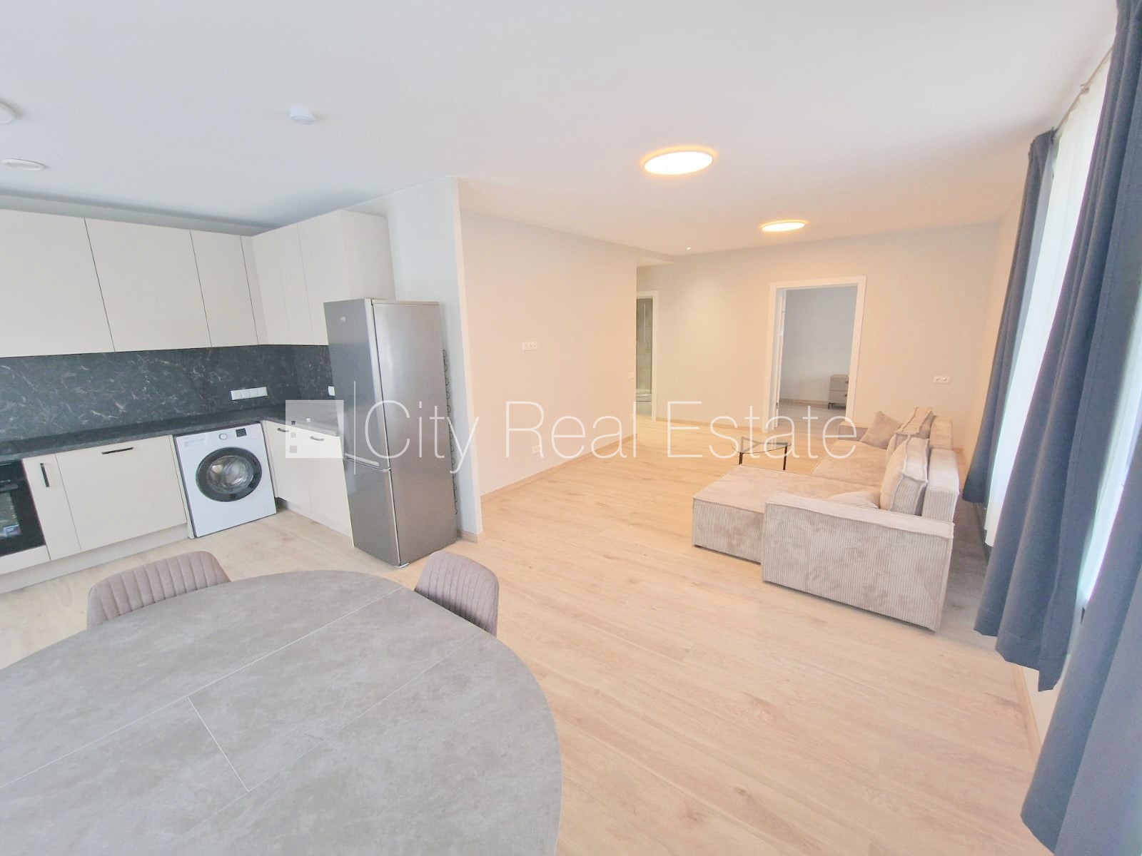 Sludinājumi. Fasādes māja, renovēta māja, slēgts pagalms, iežogota teritorija, vieta automašīnai, ieeja no Cena: 660 EUR/mēn Foto #3