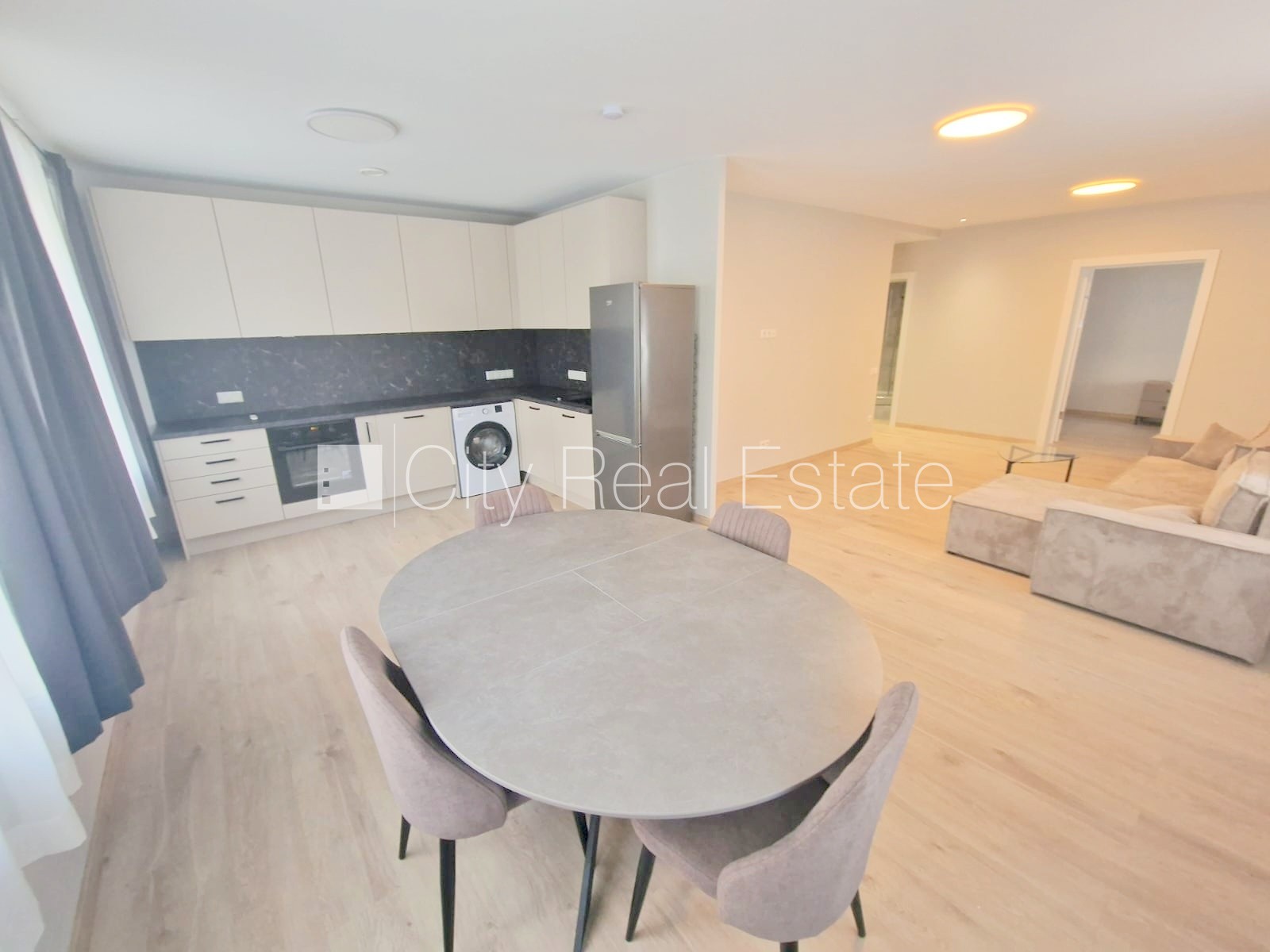 Sludinājumi. Fasādes māja, renovēta māja, slēgts pagalms, iežogota teritorija, vieta automašīnai, ieeja no Cena: 660 EUR/mēn Foto #1