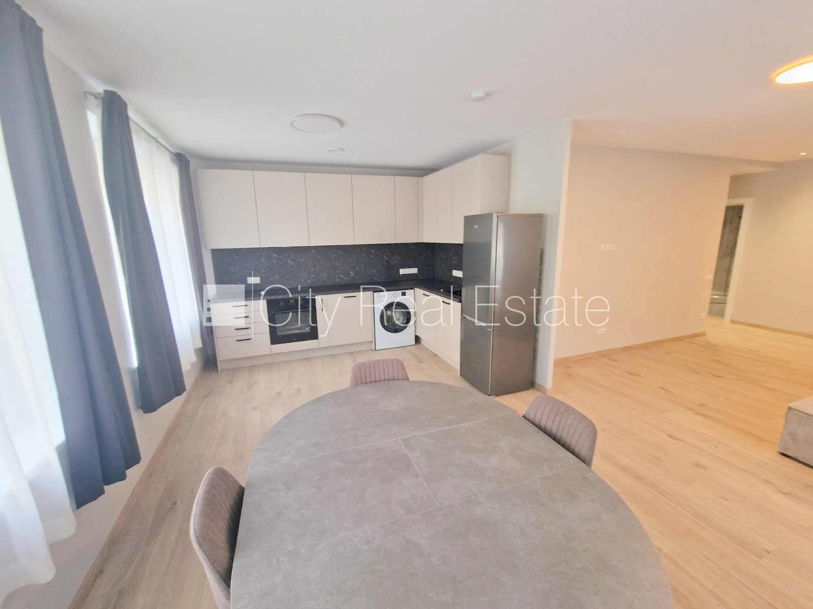 Sludinājumi. Fasādes māja, renovēta māja, slēgts pagalms, iežogota teritorija, vieta automašīnai, ieeja no Cena: 660 EUR/mēn Foto #4