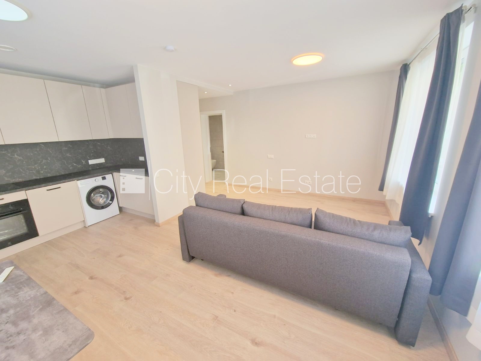 Sludinājumi. Fasādes māja, renovēta māja, slēgts pagalms, iežogota teritorija, vieta automašīnai, ieeja no Cena: 460 EUR/mēn Foto #4