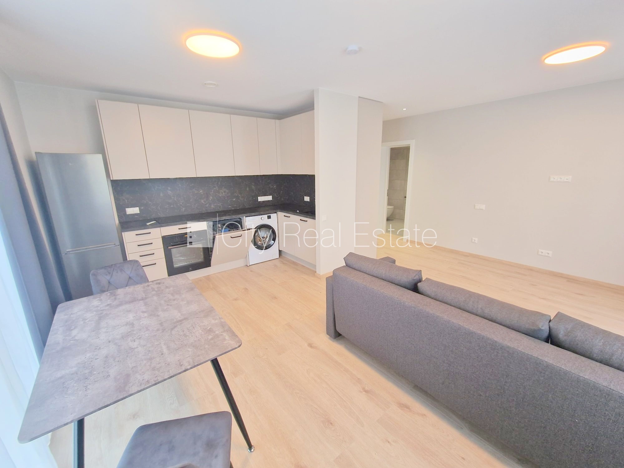 Sludinājumi. Fasādes māja, renovēta māja, slēgts pagalms, iežogota teritorija, vieta automašīnai, ieeja no Cena: 460 EUR/mēn Foto #1