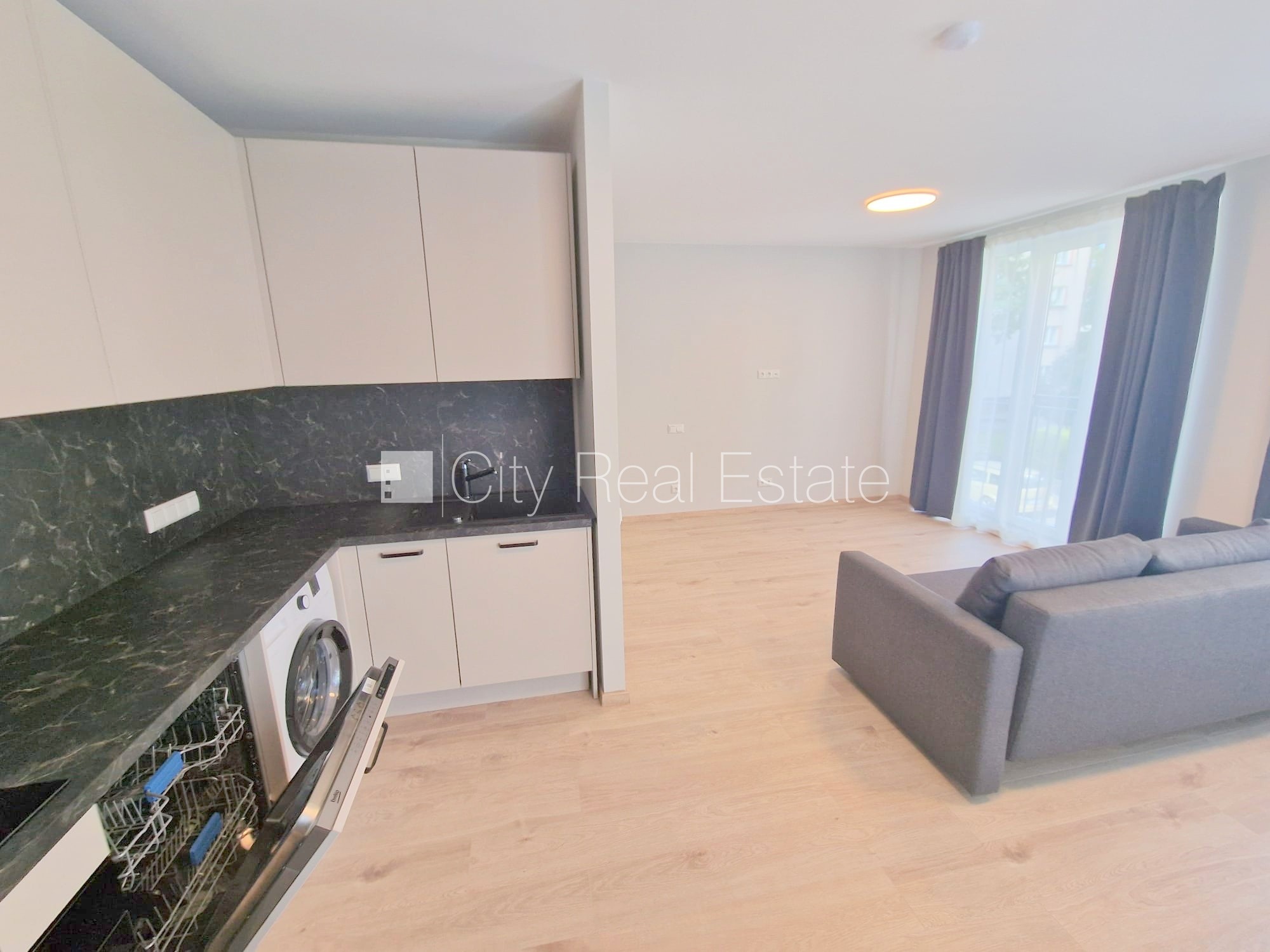 Sludinājumi. Fasādes māja, renovēta māja, slēgts pagalms, iežogota teritorija, vieta automašīnai, ieeja no Cena: 460 EUR/mēn Foto #11