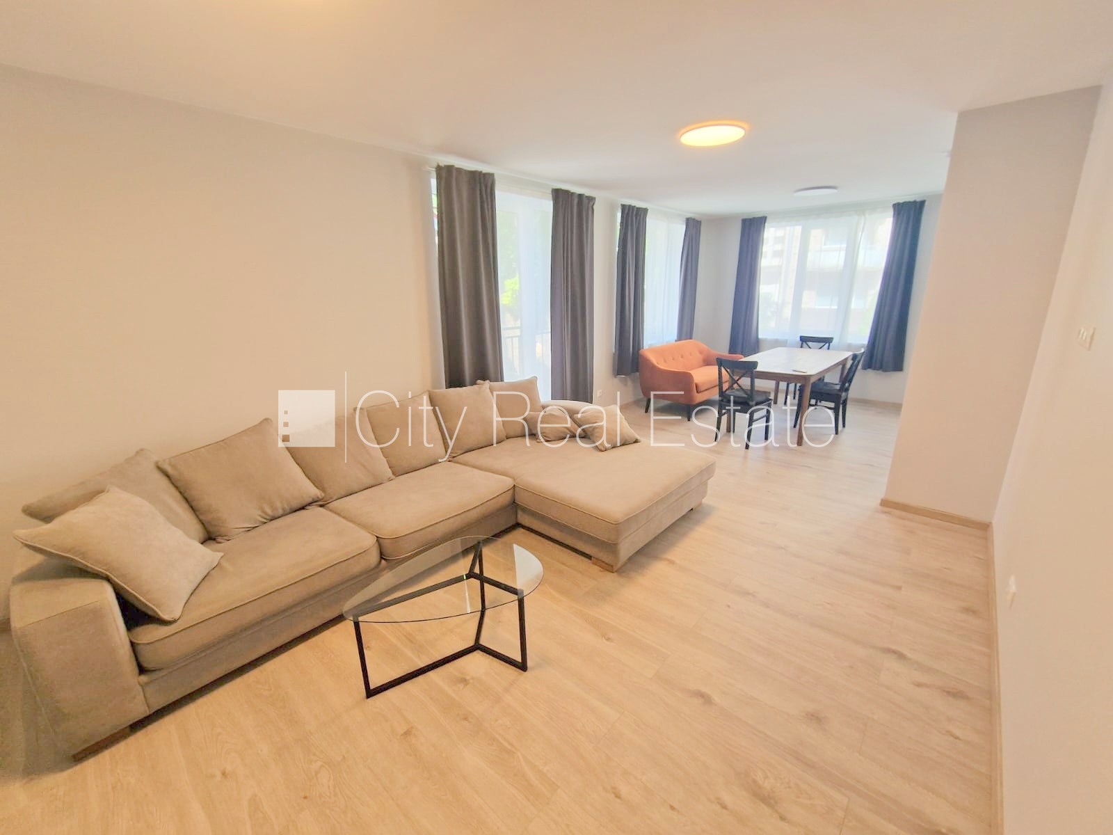 Sludinājumi. Fasādes māja, renovēta māja, slēgts pagalms, iežogota teritorija, vieta automašīnai, ieeja no Cena: 740 EUR/mēn Foto #1