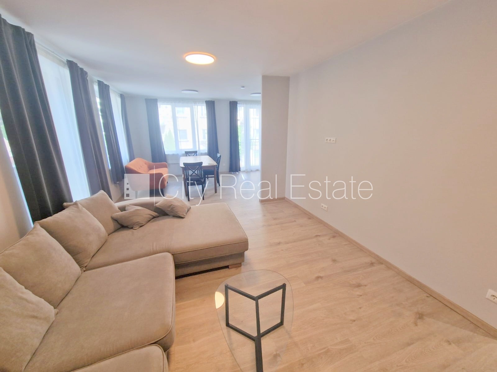 Sludinājumi. Fasādes māja, renovēta māja, slēgts pagalms, iežogota teritorija, vieta automašīnai, ieeja no Cena: 740 EUR/mēn Foto #4