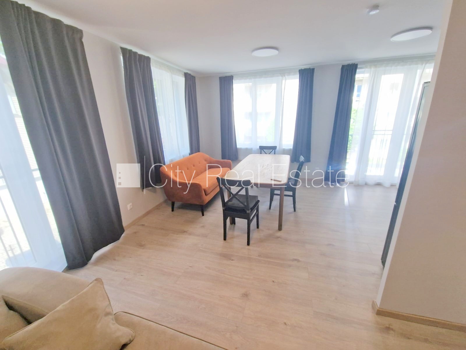 Sludinājumi. Fasādes māja, renovēta māja, slēgts pagalms, iežogota teritorija, vieta automašīnai, ieeja no Cena: 740 EUR/mēn Foto #5