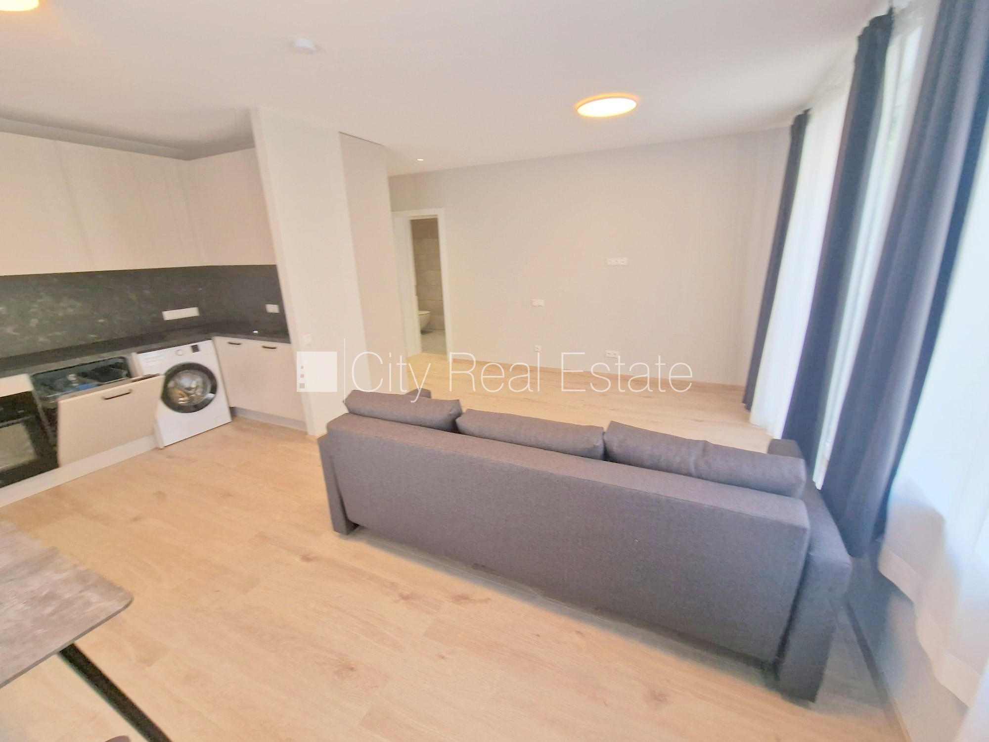 Sludinājumi. Fasādes māja, renovēta māja, slēgts pagalms, iežogota teritorija, vieta automašīnai, ieeja no Cena: 550 EUR/mēn Foto #7