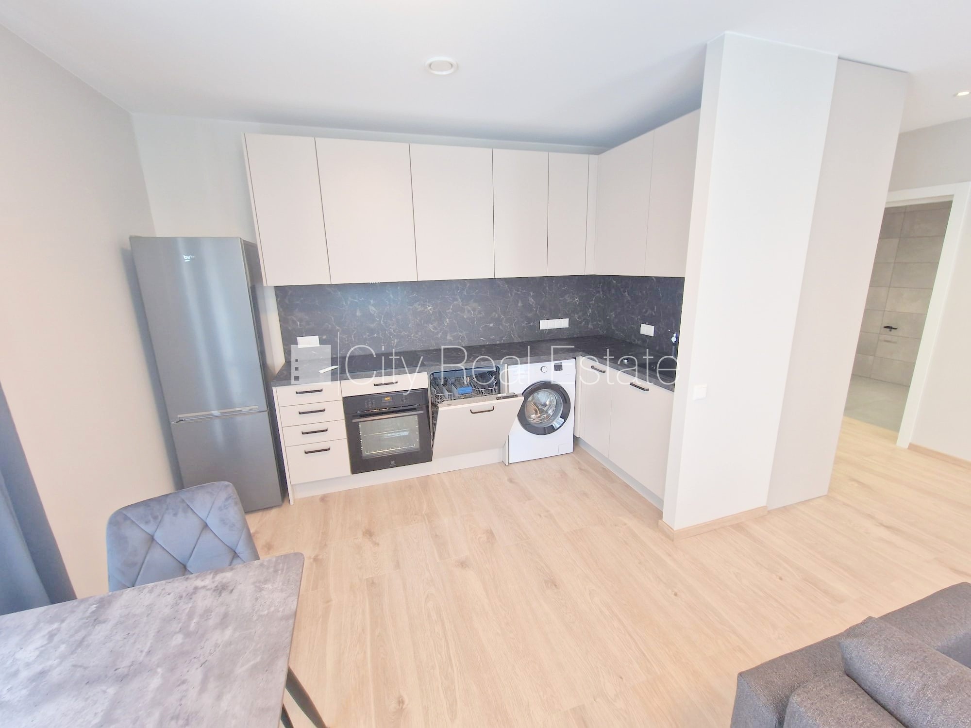 Sludinājumi. Fasādes māja, renovēta māja, slēgts pagalms, iežogota teritorija, vieta automašīnai, ieeja no Cena: 550 EUR/mēn Foto #8