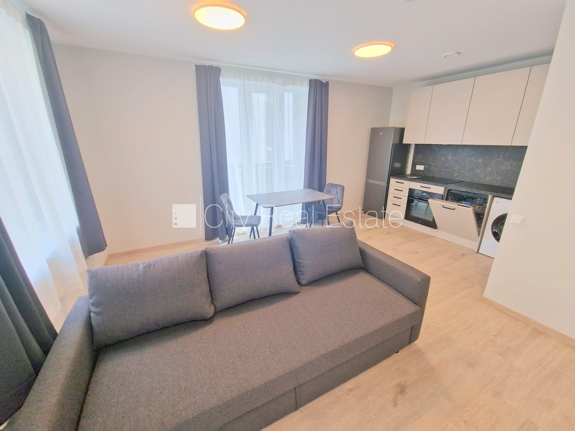 Sludinājumi. Fasādes māja, renovēta māja, slēgts pagalms, iežogota teritorija, vieta automašīnai, ieeja no Cena: 550 EUR/mēn Foto #1