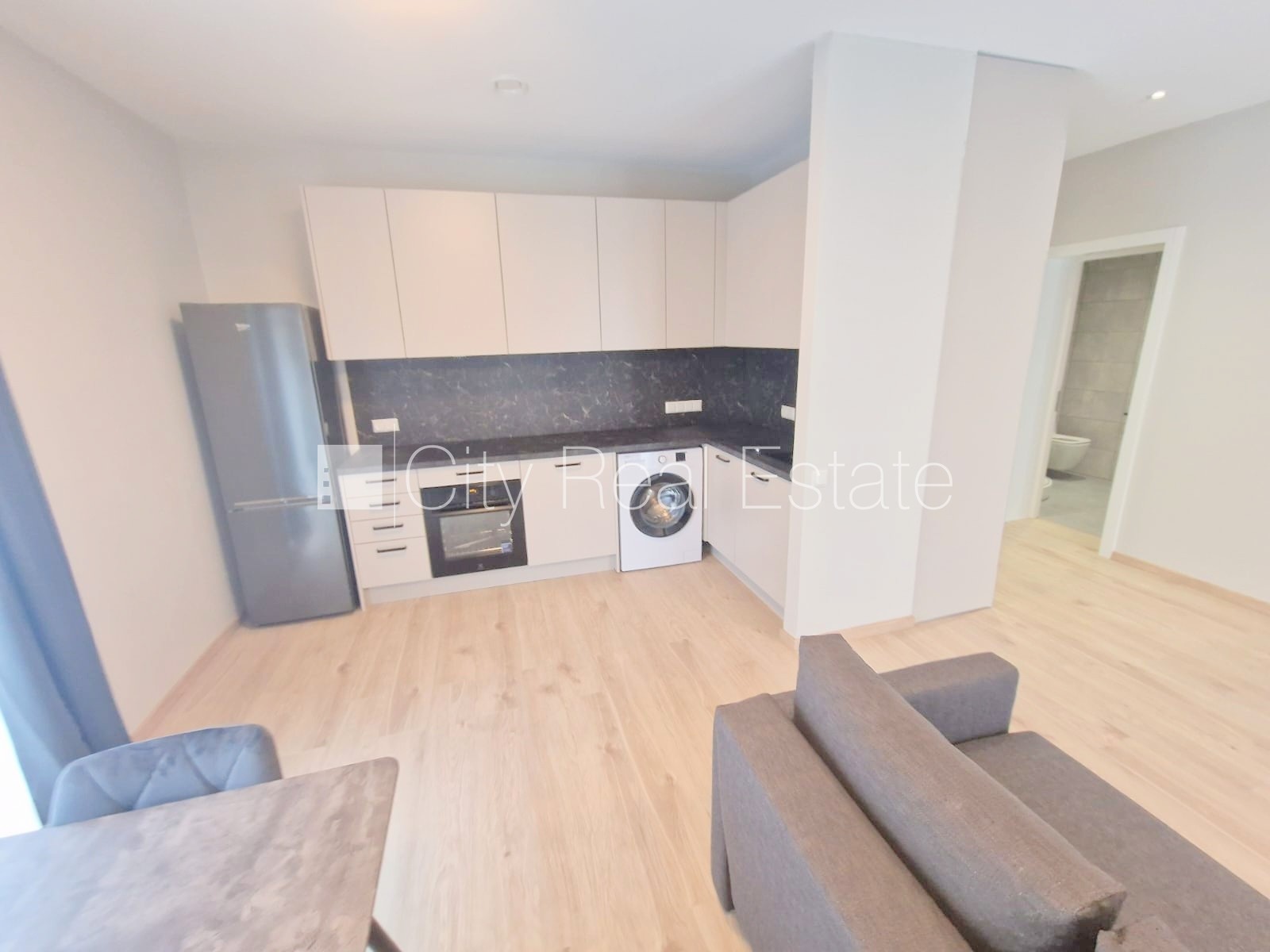 Sludinājumi. Fasādes māja, renovēta māja, slēgts pagalms, iežogota teritorija, vieta automašīnai, ieeja no Cena: 550 EUR/mēn Foto #4