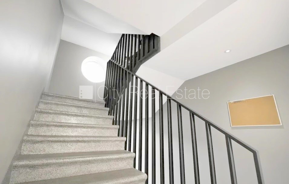 Sludinājumi. Fasādes māja, renovēta māja, slēgts pagalms, iežogota teritorija, vieta automašīnai, kāpņu telpa Cena: 490 EUR/mēn Foto #16