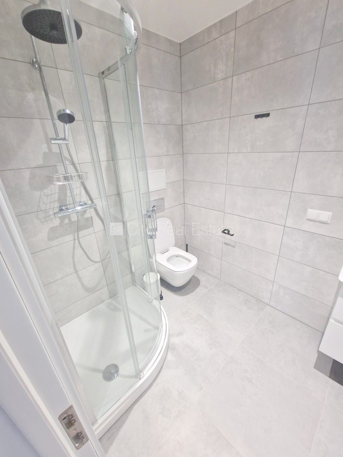 Sludinājumi. Fasādes māja, renovēta māja, slēgts pagalms, iežogota teritorija, vieta automašīnai, kāpņu telpa Cena: 490 EUR/mēn Foto #15