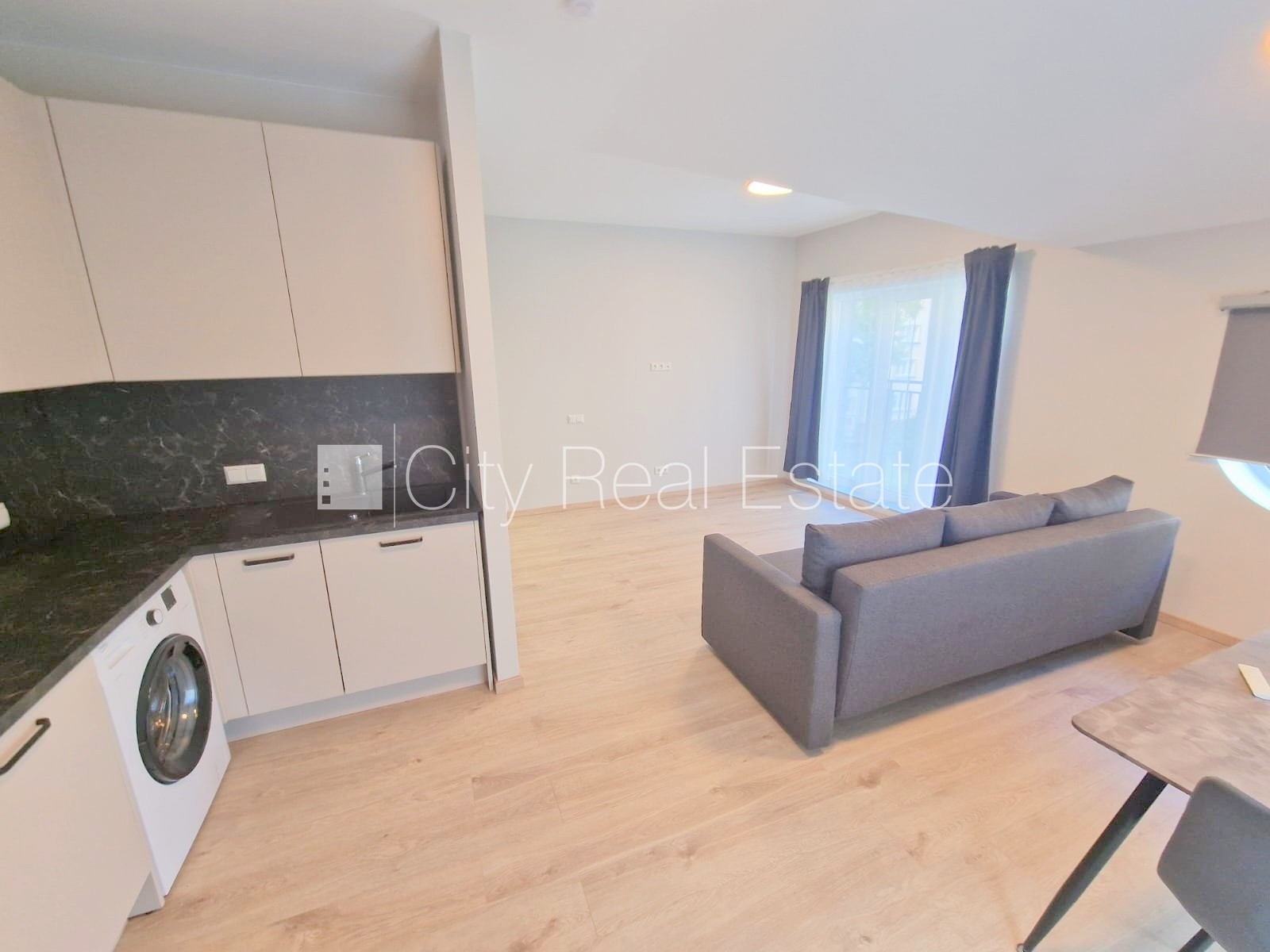 Sludinājumi. Fasādes māja, renovēta māja, slēgts pagalms, iežogota teritorija, vieta automašīnai, kāpņu telpa Cena: 490 EUR/mēn Foto #7