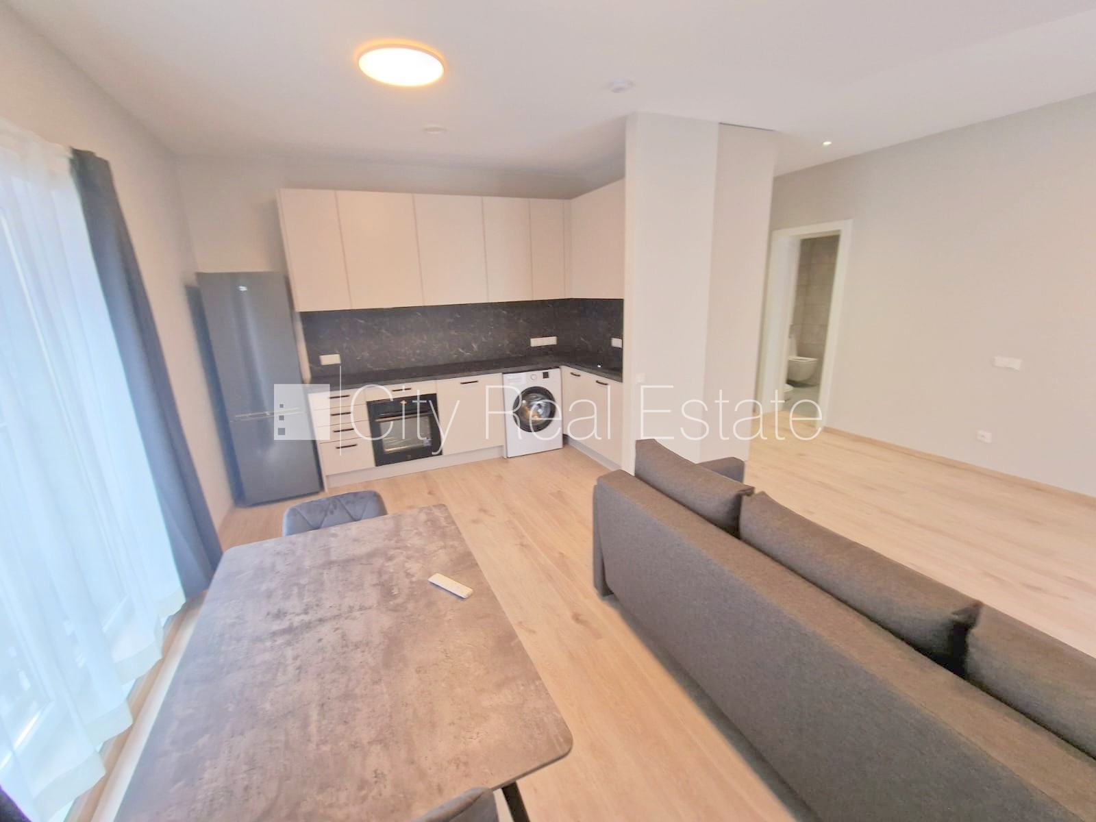 Sludinājumi. Fasādes māja, renovēta māja, slēgts pagalms, iežogota teritorija, vieta automašīnai, kāpņu telpa Cena: 490 EUR/mēn Foto #1