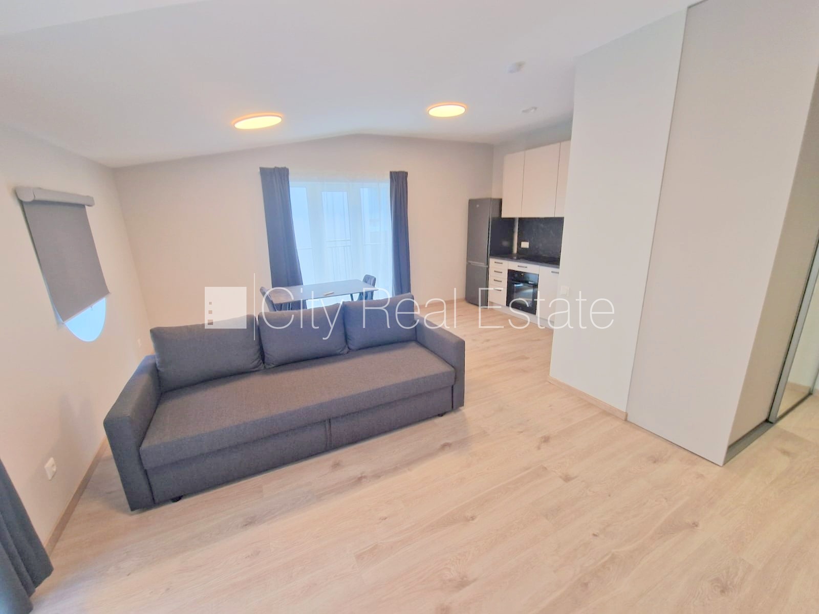 Sludinājumi. Fasādes māja, renovēta māja, slēgts pagalms, iežogota teritorija, vieta automašīnai, kāpņu telpa Cena: 490 EUR/mēn Foto #3