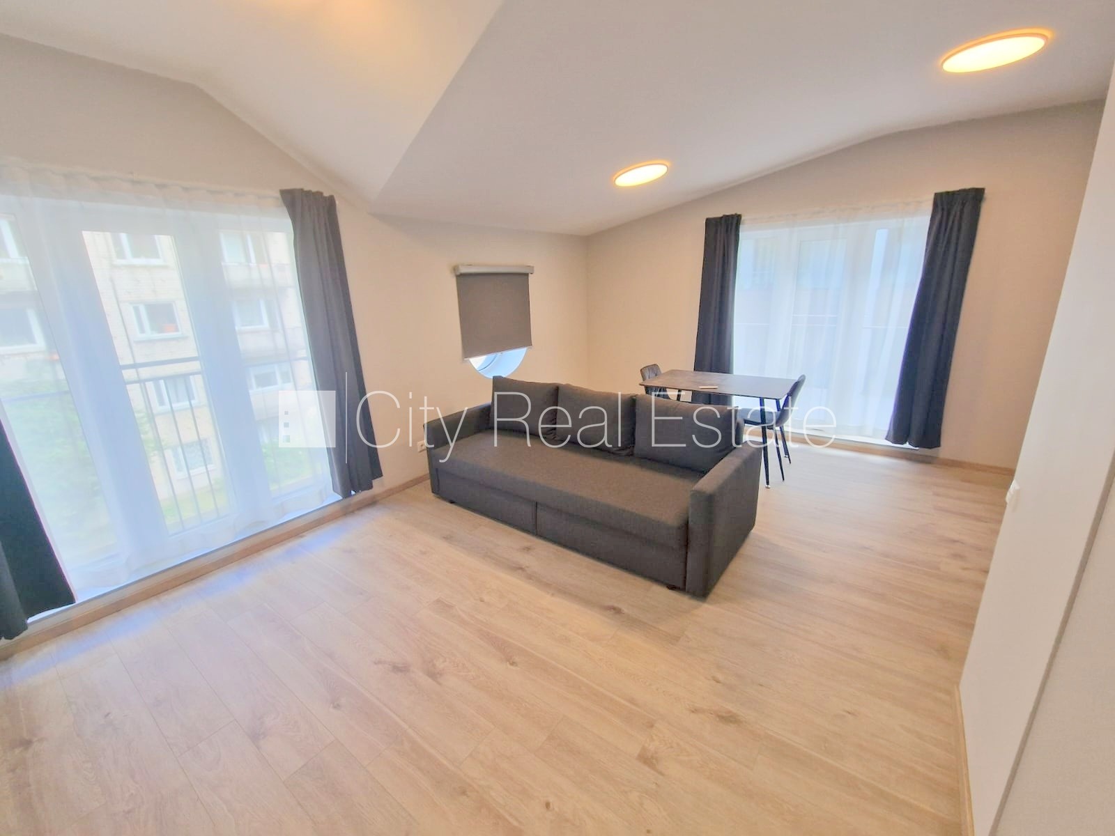 Sludinājumi. Fasādes māja, renovēta māja, slēgts pagalms, iežogota teritorija, vieta automašīnai, kāpņu telpa Cena: 490 EUR/mēn Foto #2