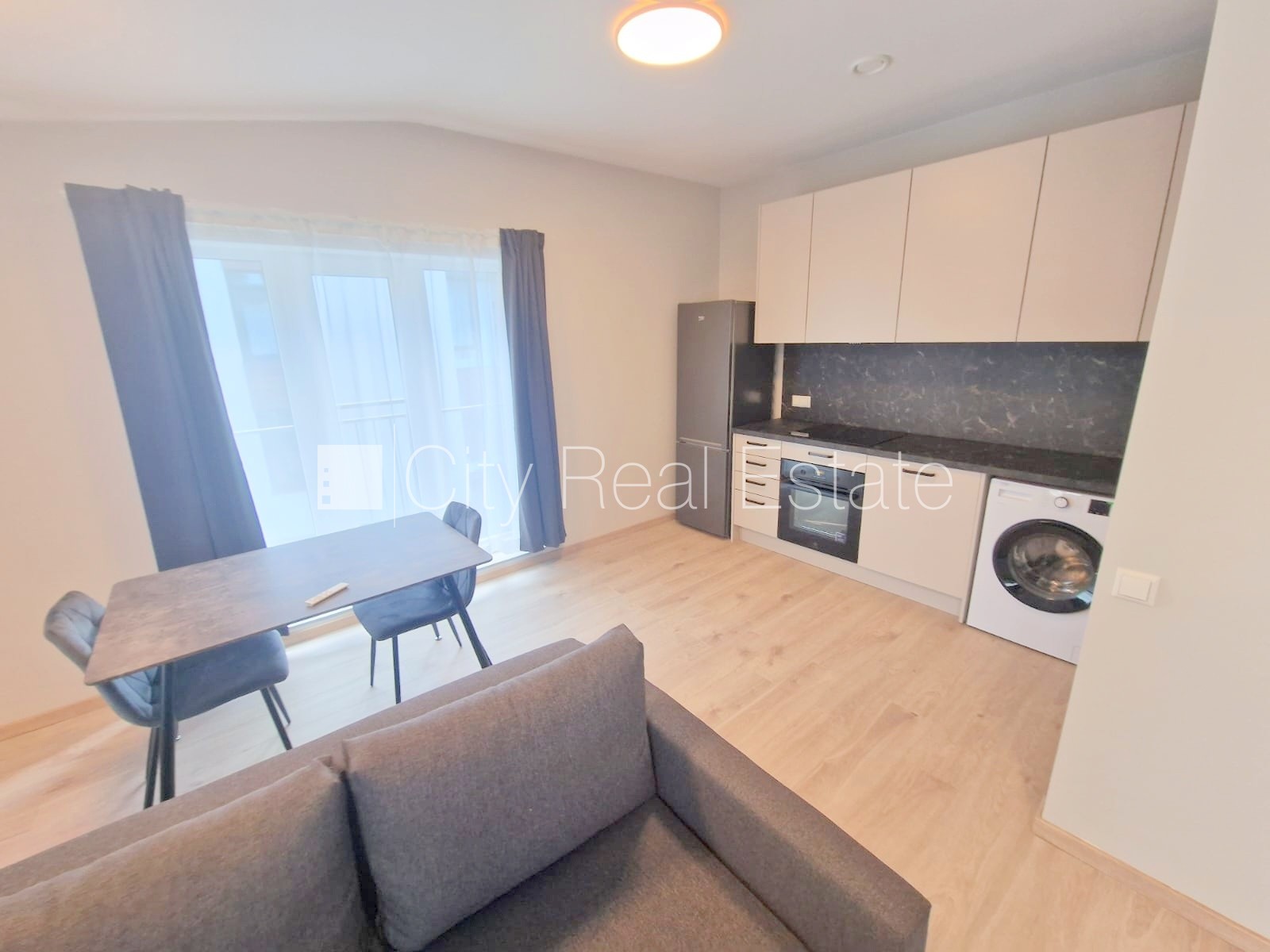 Sludinājumi. Fasādes māja, renovēta māja, slēgts pagalms, iežogota teritorija, vieta automašīnai, kāpņu telpa Cena: 490 EUR/mēn Foto #13