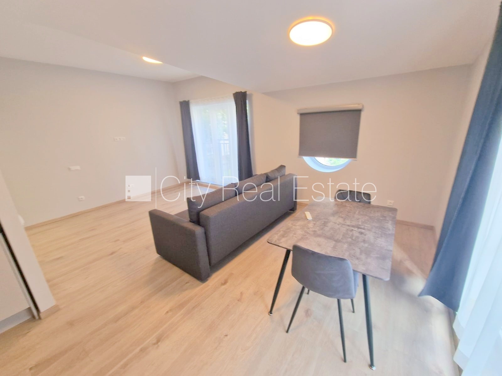 Sludinājumi. Fasādes māja, renovēta māja, slēgts pagalms, iežogota teritorija, vieta automašīnai, kāpņu telpa Cena: 490 EUR/mēn Foto #14