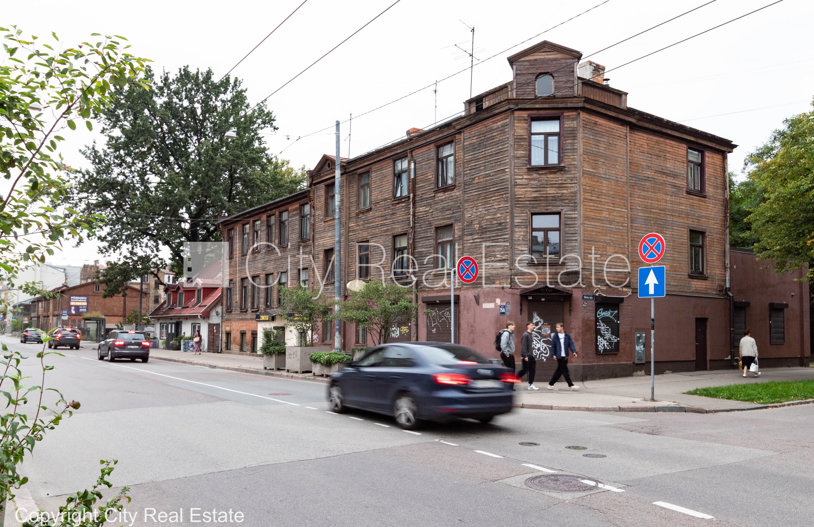 Sludinājumi. Fasādes māja, fasāde ar koka apdari, vieta automašīnai, ieeja no pagalma, logi vērsti mājas abās Cena: 75000 EUR Foto #1