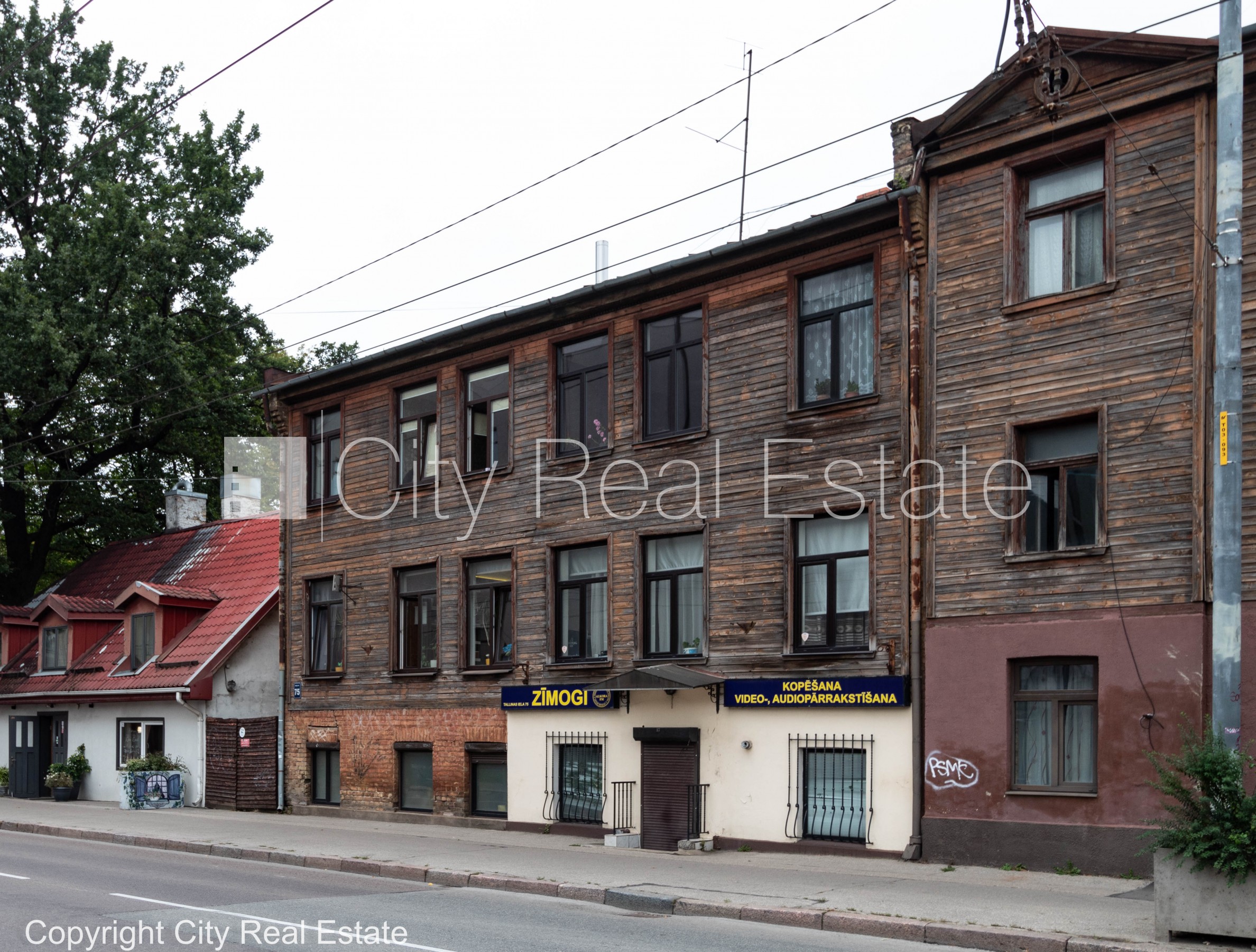 Sludinājumi. Fasādes māja, fasāde ar koka apdari, vieta automašīnai, ieeja no pagalma, logi vērsti mājas abās Cena: 75000 EUR Foto #2