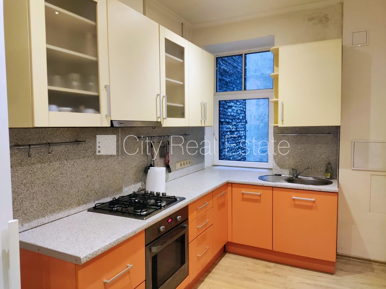 Sludinājumi. Pagalma ēka, renovēta māja, labiekārtota apzaļumota teritorija, istabas izolētas 2 gab., Cena: 800 EUR/mēn Foto #2