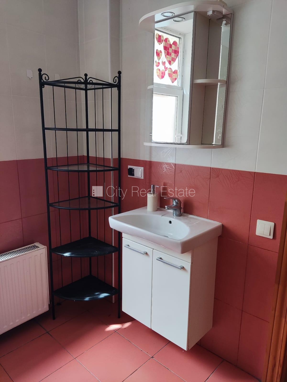 Sludinājumi. Pagalma ēka, renovēta māja, labiekārtota apzaļumota teritorija, istabas izolētas 2 gab., Cena: 800 EUR/mēn Foto #11