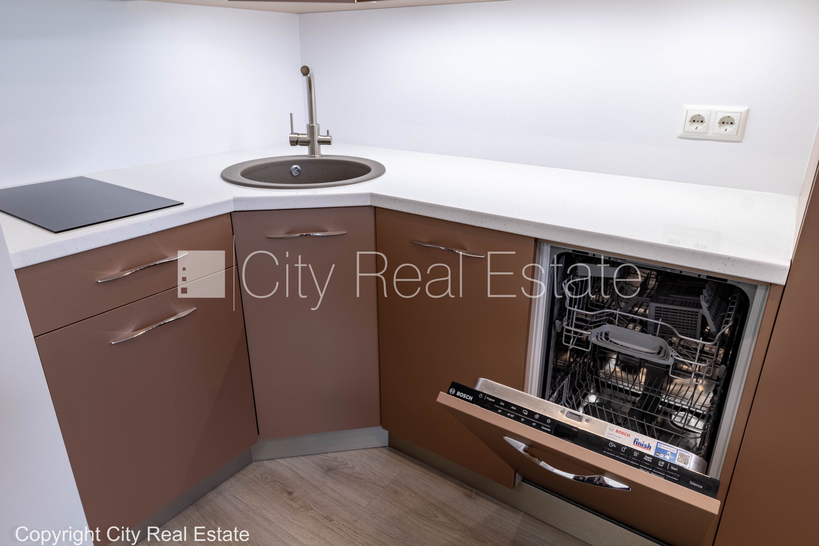 Sludinājumi. Jaunceltne, fasādes māja, labiekārtots apzaļumots pagalms, iežogota teritorija ar metāla sētu, Cena: 98000 EUR Foto #13