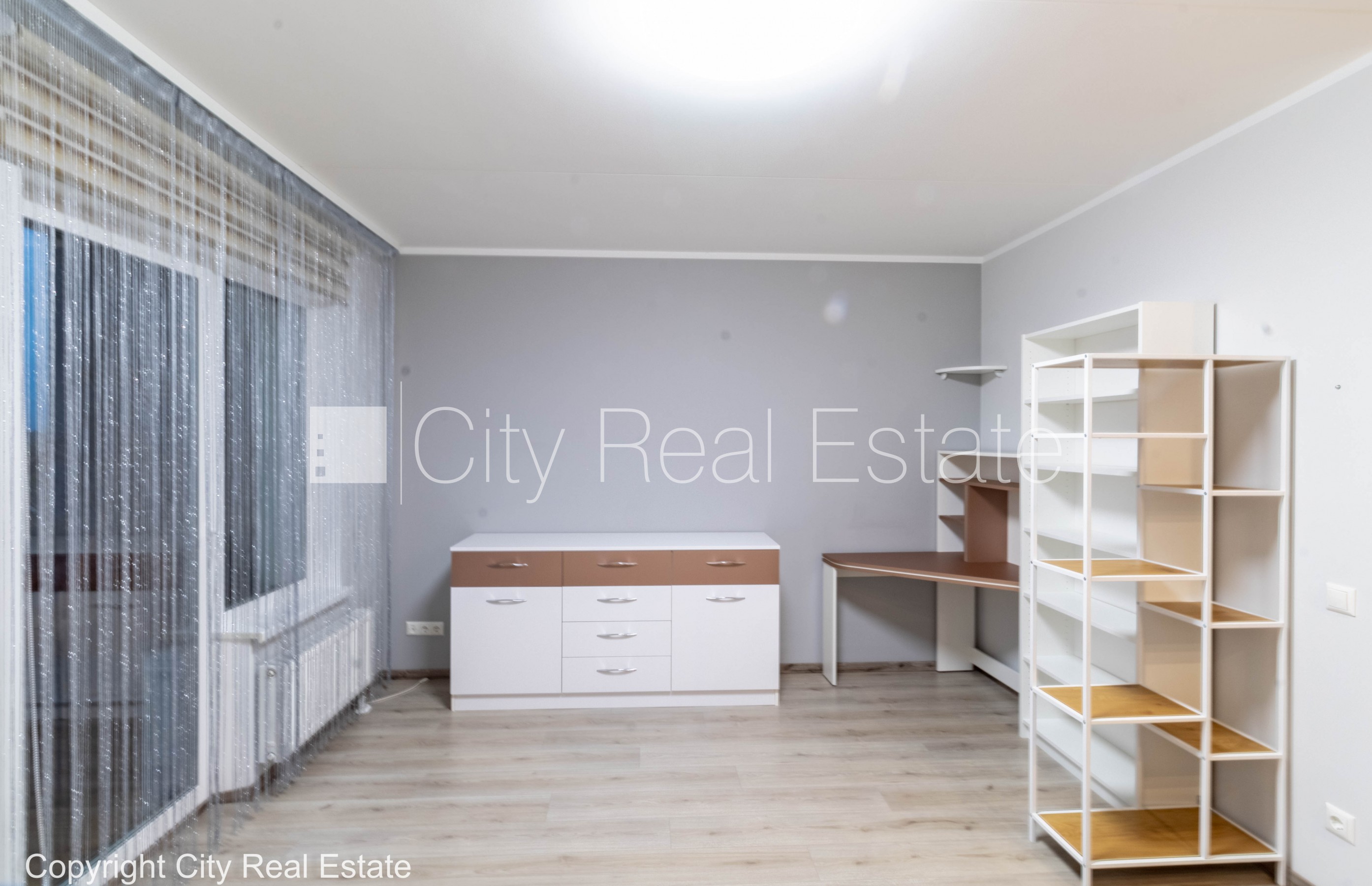 Sludinājumi. Jaunceltne, fasādes māja, labiekārtots apzaļumots pagalms, iežogota teritorija ar metāla sētu, Cena: 98000 EUR Foto #8