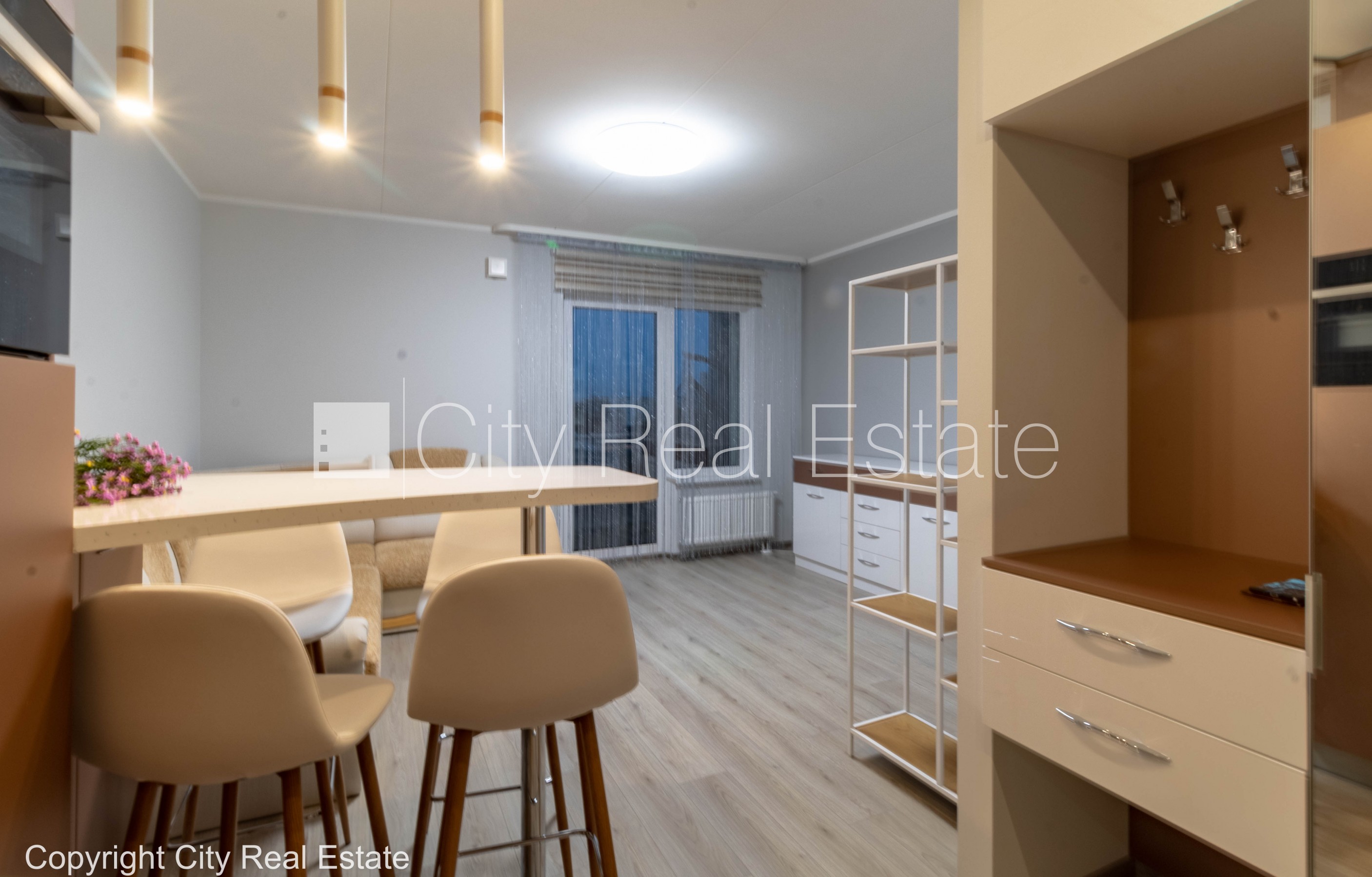 Sludinājumi. Jaunceltne, fasādes māja, labiekārtots apzaļumots pagalms, iežogota teritorija ar metāla sētu, Cena: 98000 EUR Foto #2