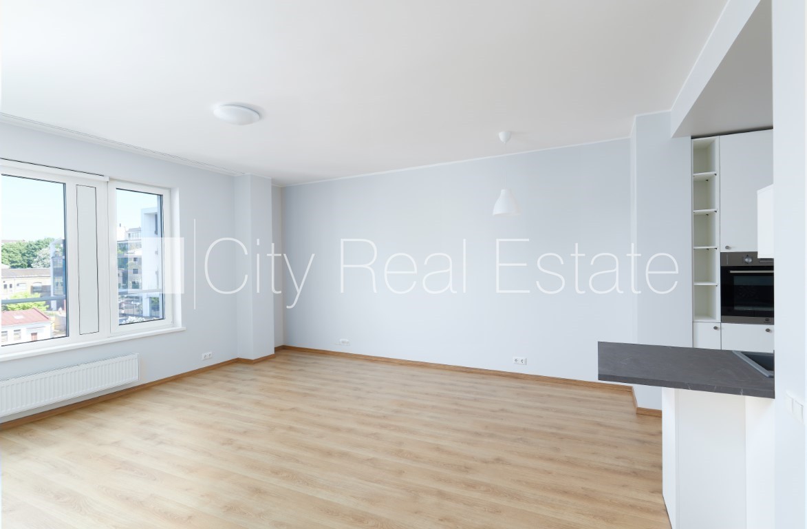 Sludinājumi. Jaunceltne, labiekārtots apzaļumots pagalms, vieta automašīnai, viena istaba izolēta, studio tipa, Cena: 675 EUR/mēn Foto #1