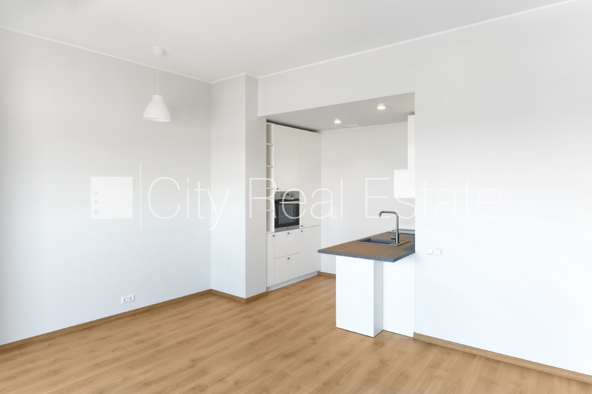 Sludinājumi. Jaunceltne, labiekārtots apzaļumots pagalms, vieta automašīnai, viena istaba izolēta, studio tipa, Cena: 675 EUR/mēn Foto #3